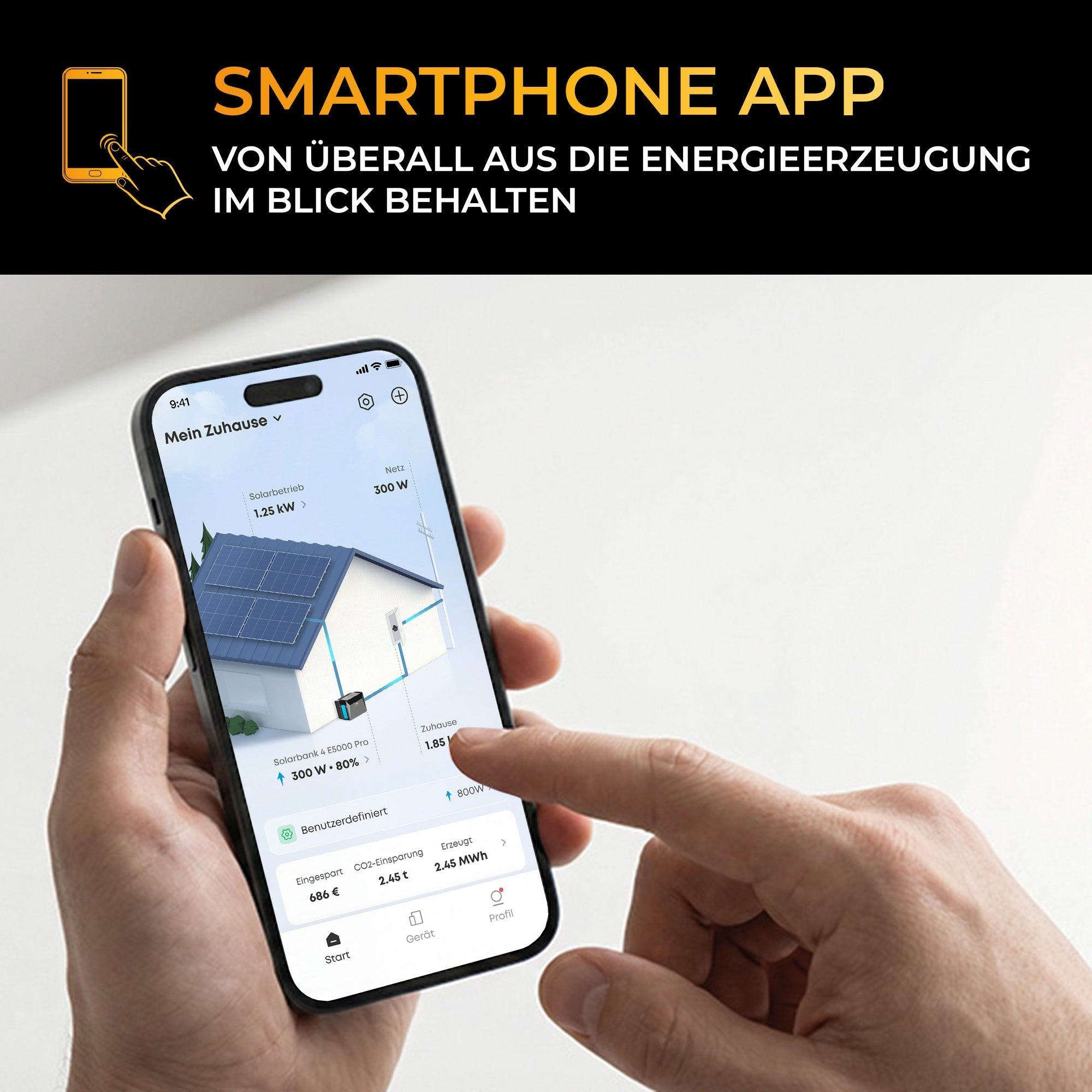 Eine Hand hält ein Smartphone, das eine Solar-App mit Energiestatisiken zeigt.
