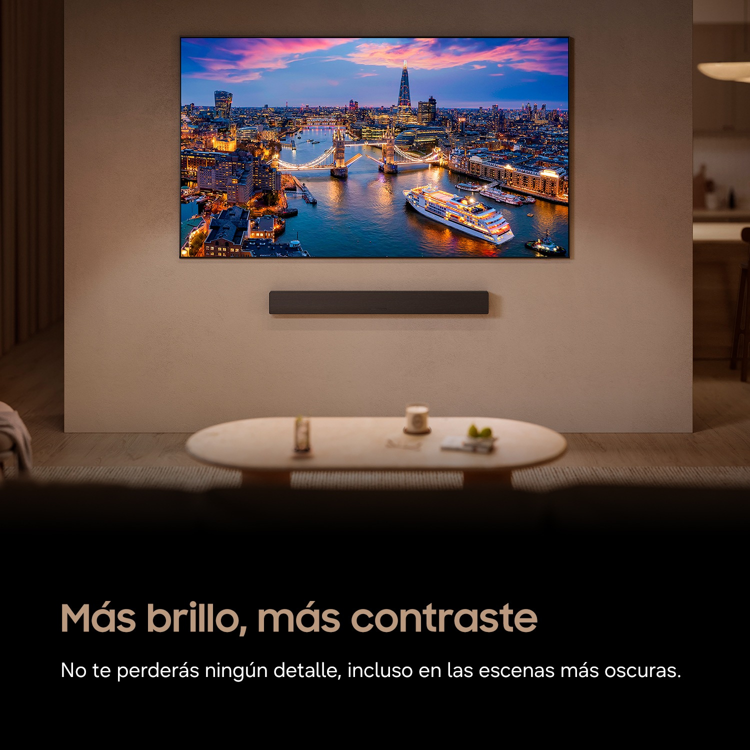 Un televisor en la pared muestra una ciudad de noche, con una barra de sonido y una mesa baja.