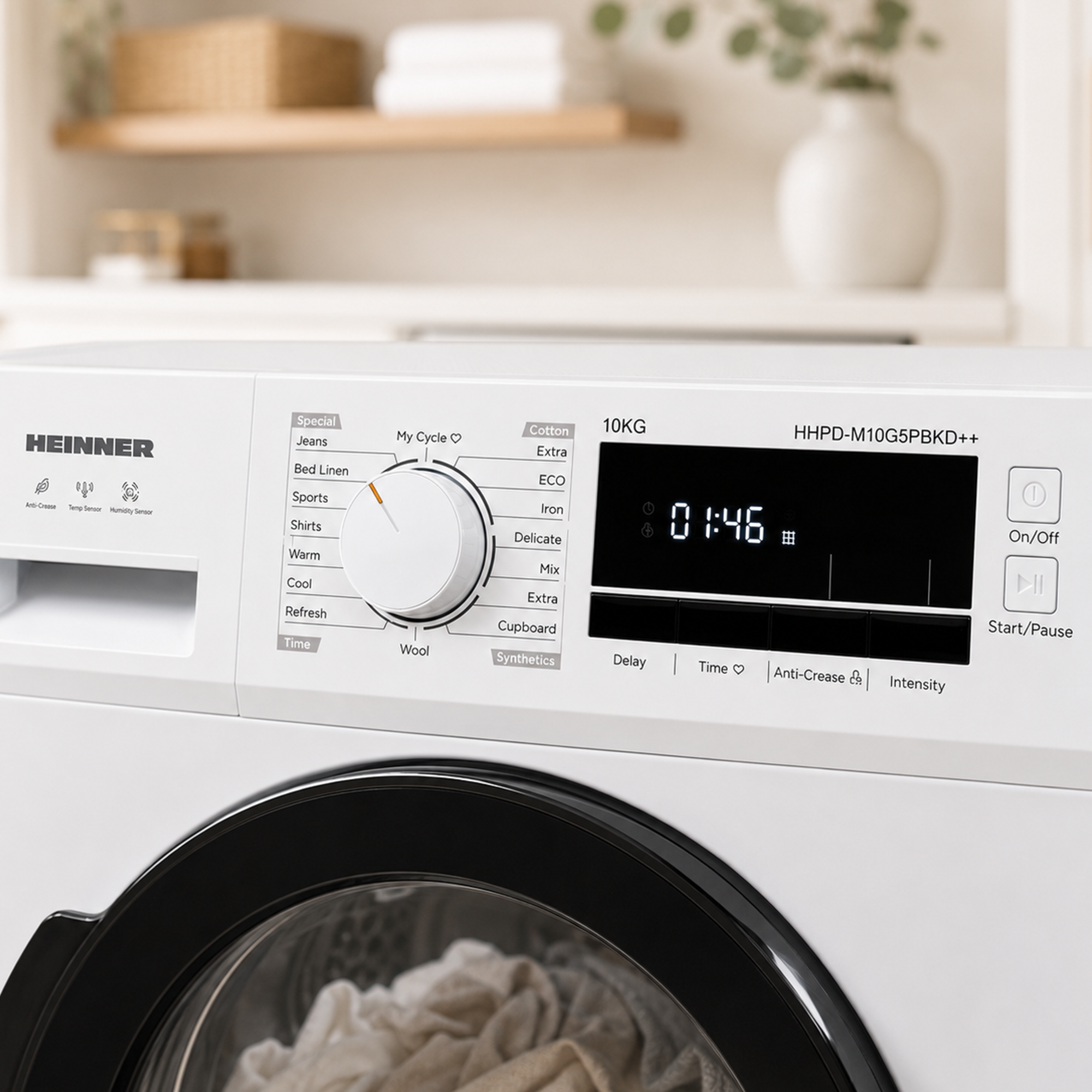 Bedieningspaneel van een witte Heinner wasmachine met programmaknop, digitaal display en knoppen.