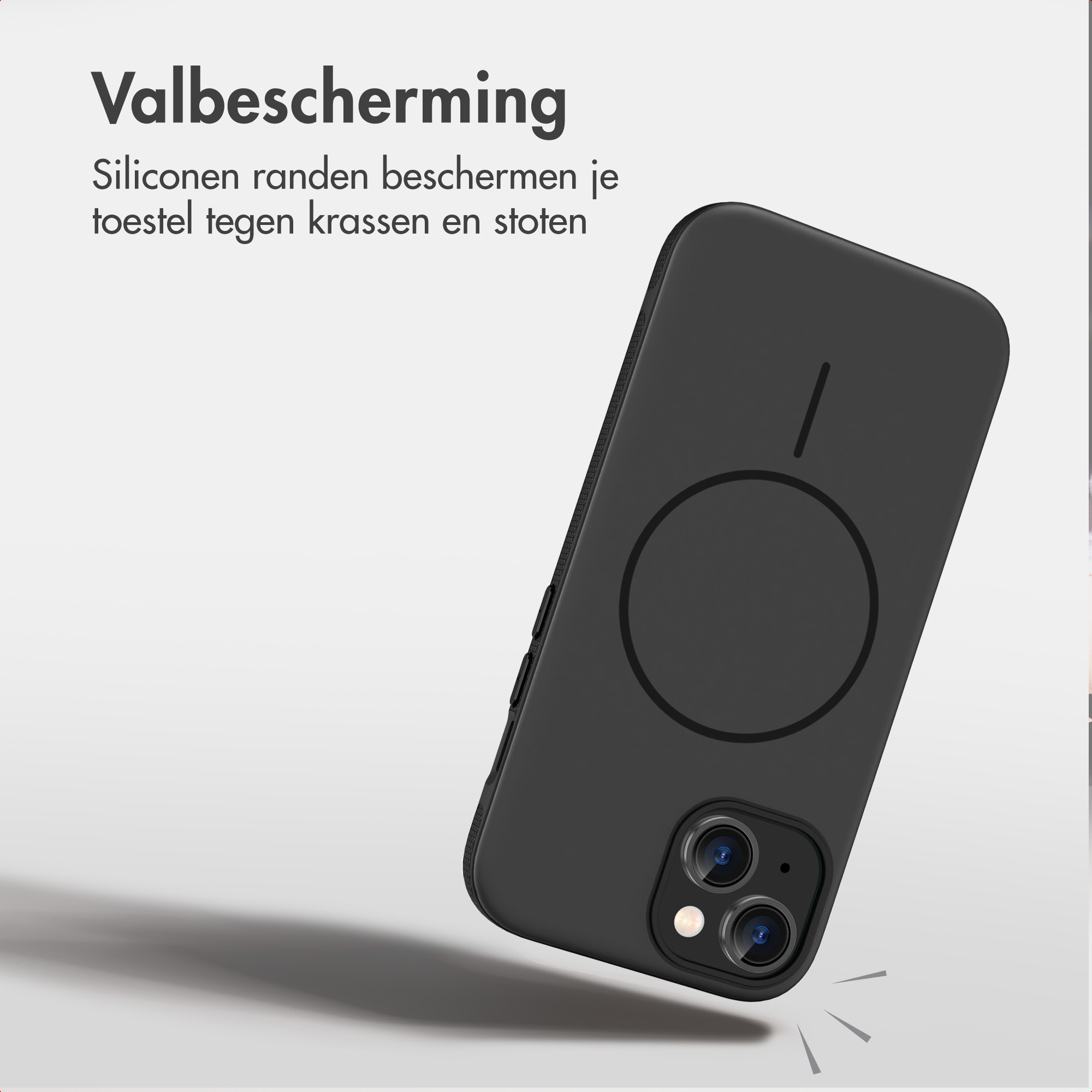Een zwarte smartphone hoes met MagSafe ring en camera uitsnede op een witte achtergrond met tekst.
