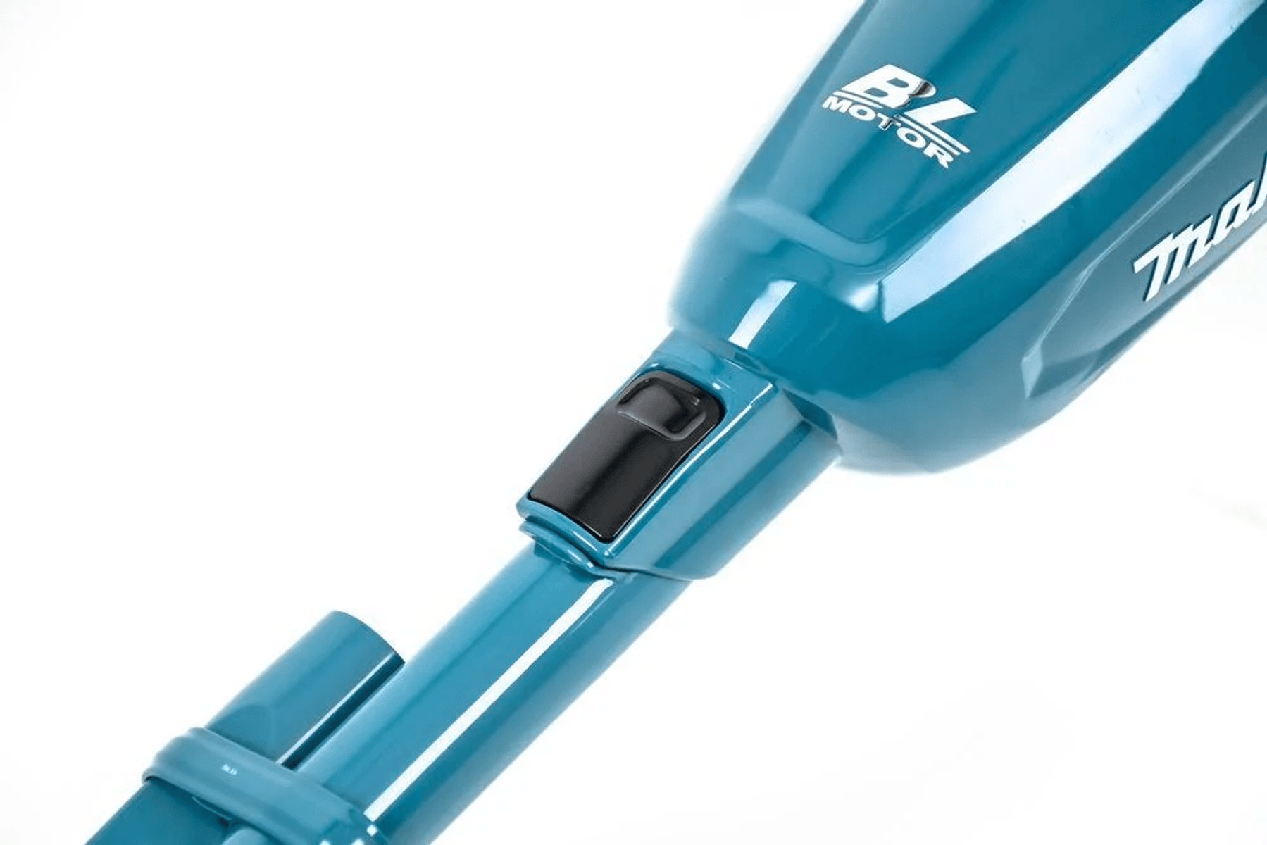 Primo piano di un aspirapolvere cordless Makita blu con pulsante di blocco nero su sfondo bianco.