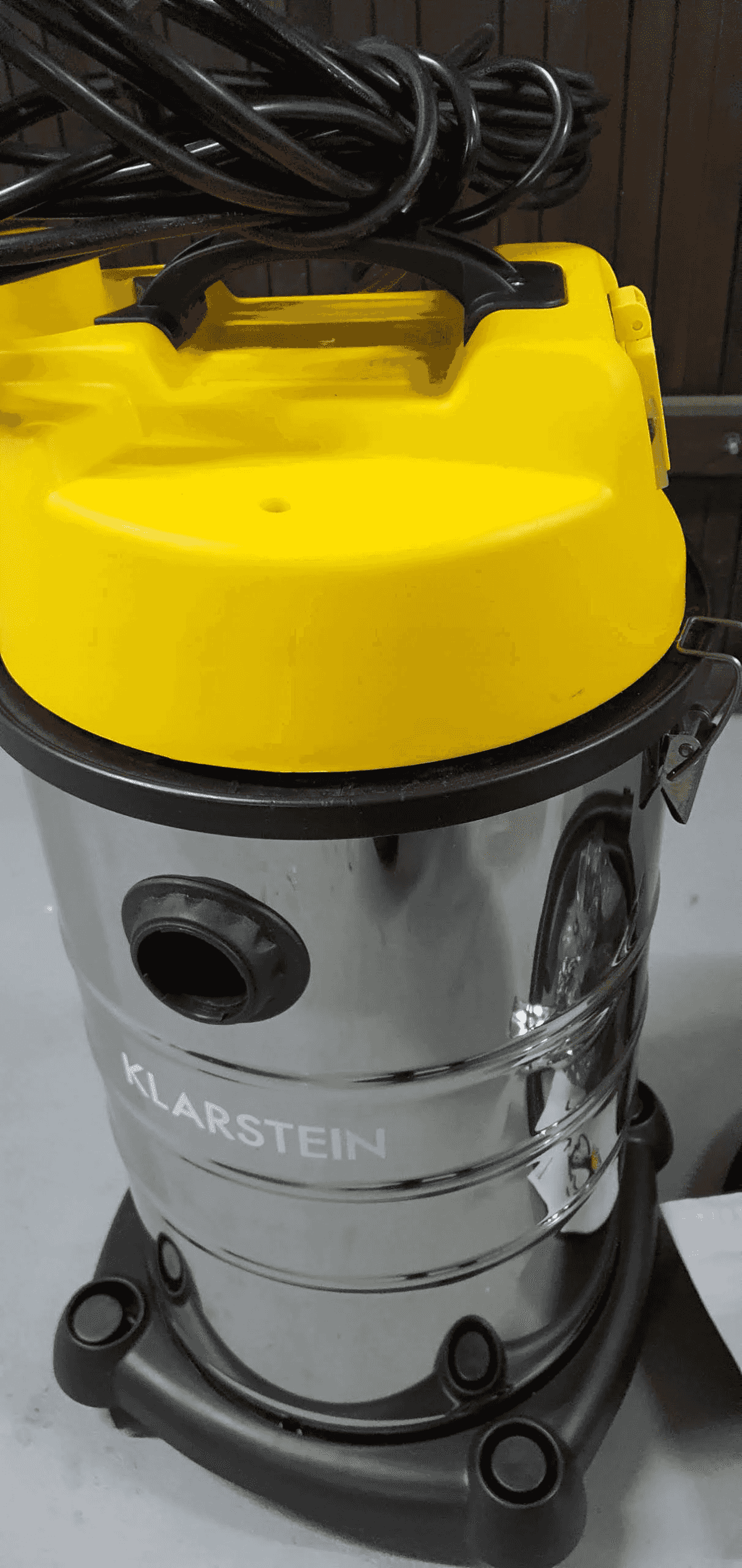 Un aspirapolvere Klarstein per liquidi e solidi con coperchio giallo e corpo metallico.
