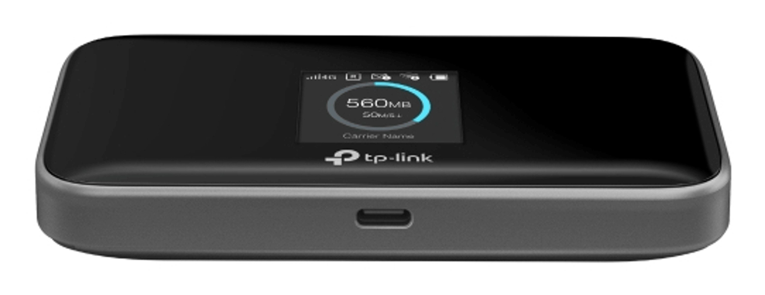 Dijital ekranlı ve USB-C bağlantı noktalı siyah TP-Link mobil Wi-Fi yönlendirici.