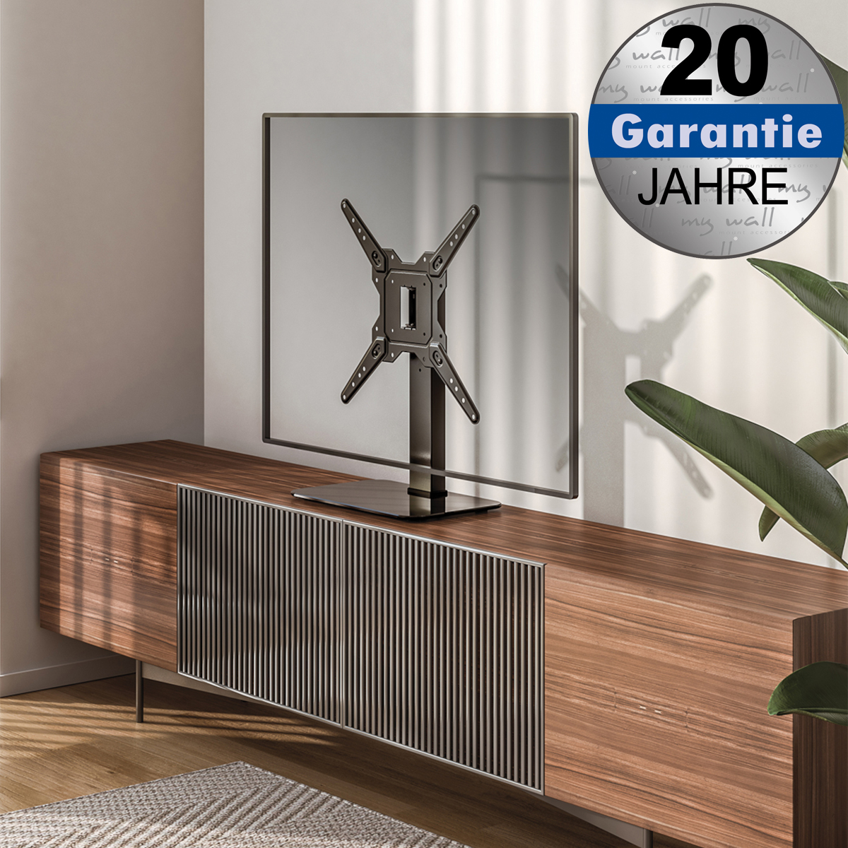 Ein TV-Ständer auf einer Holzkommode vor einer weißen Wand mit einem Garantiesiegel.