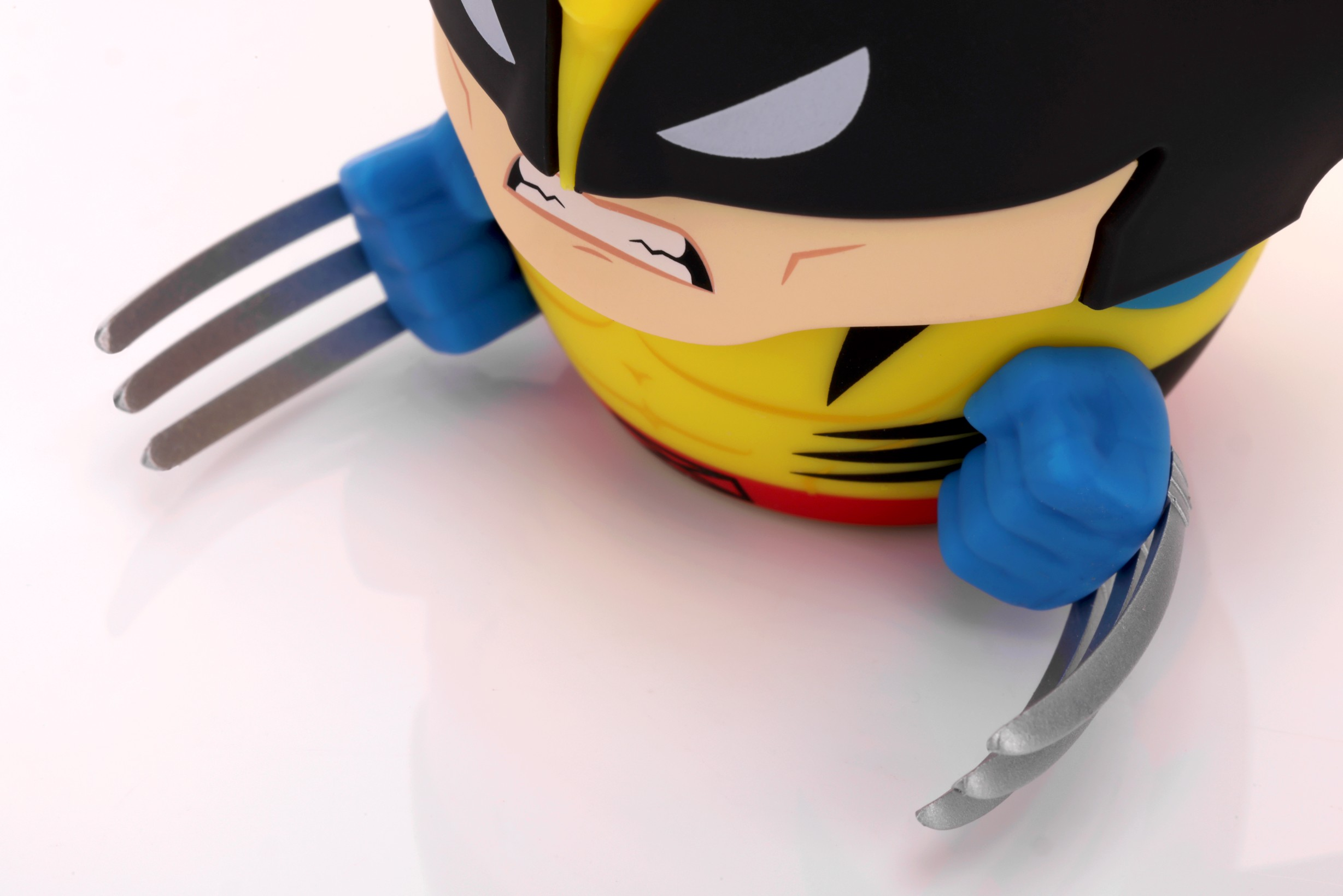 Stylowa figurka zabawek Wolverine w żółto-niebieskim stroju, czarnej masce i z metalowymi pazurami.