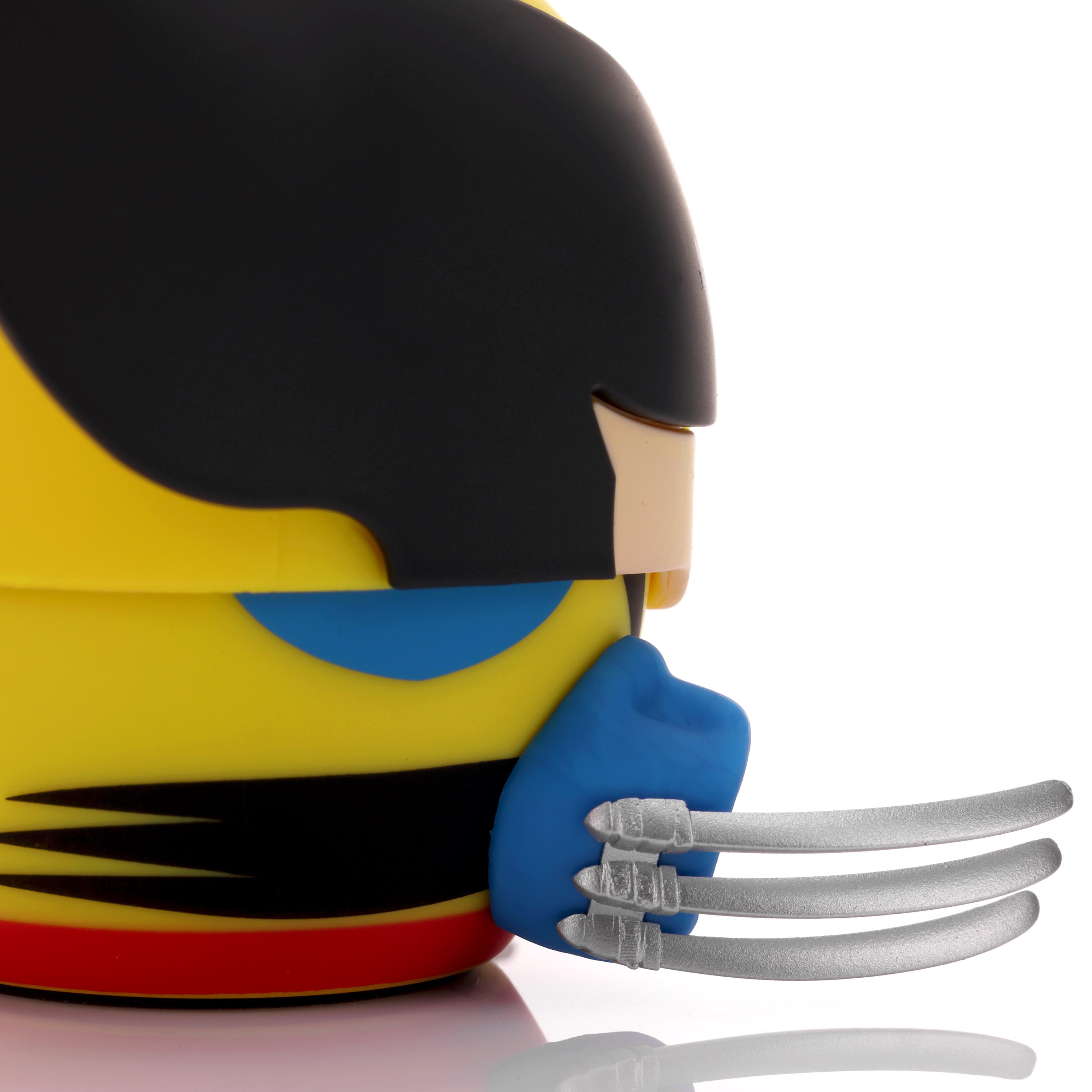 Widok z boku figurki Wolverine'a w żółtym kombinezonie z niebieskimi rękawicami i trzema srebrnymi pazurami.