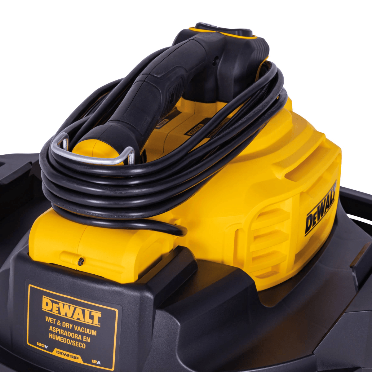 Un aspirapolvere per liquidi e solidi DeWalt giallo e nero con cavo di alimentazione arrotolato, su sfondo bianco.