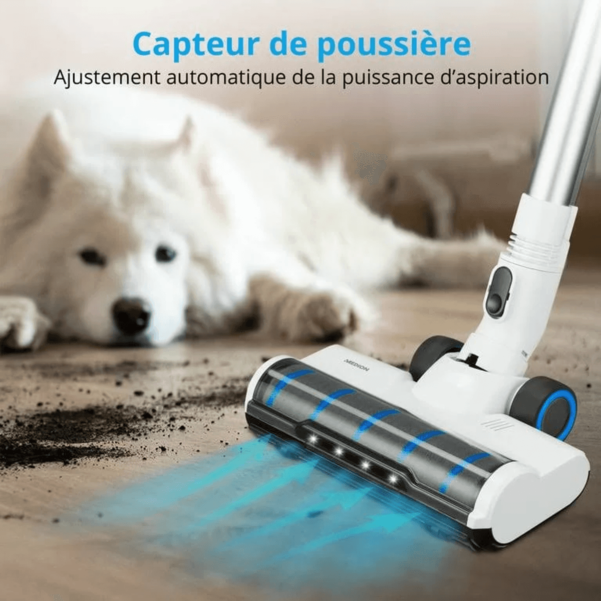 Un aspirapolvere bianco pulisce il pavimento mentre un soffice cane bianco riposa sullo sfondo.