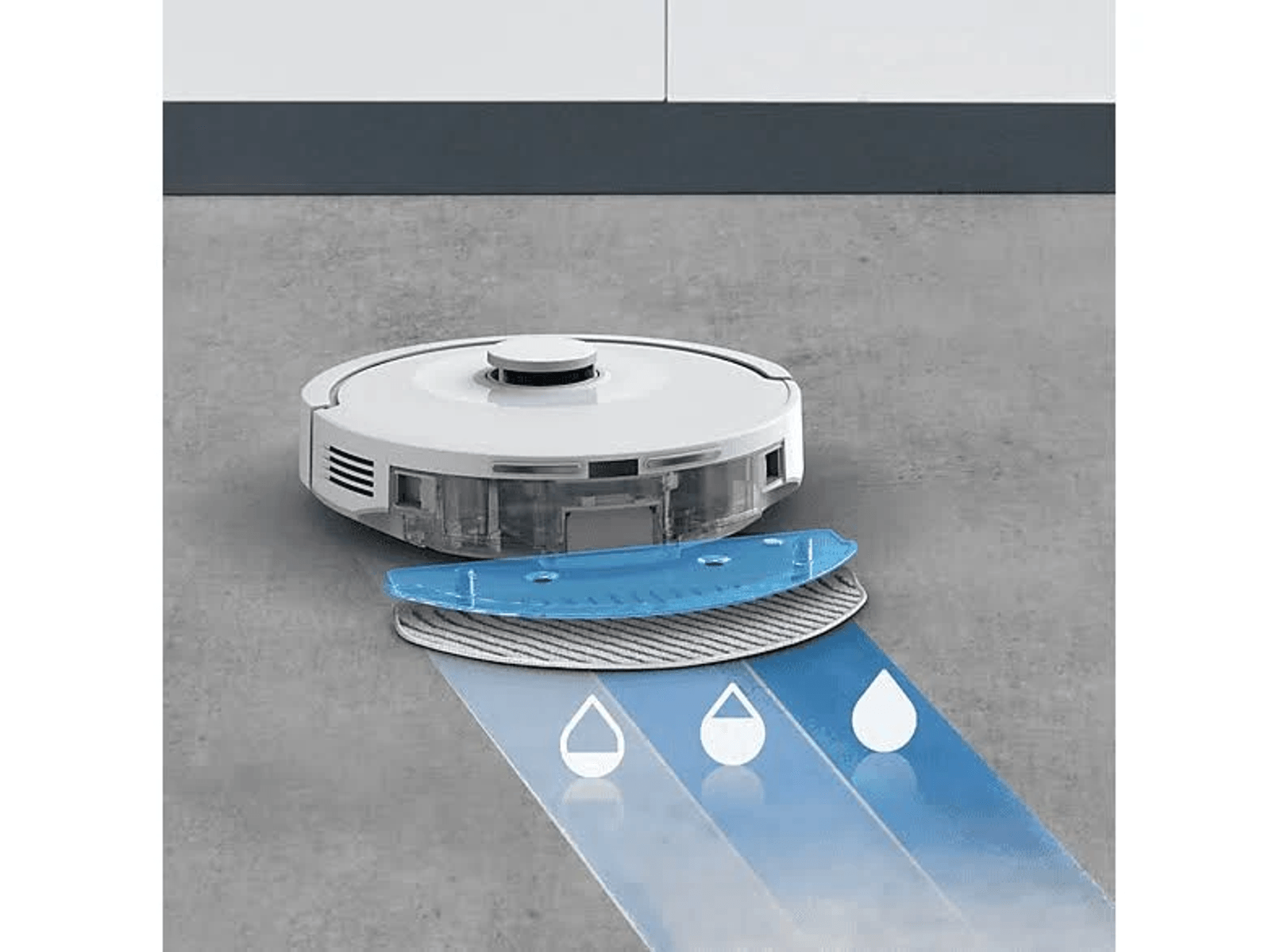 Un robot aspirador blanco con un accesorio de fregado azul y símbolos de gotas de agua friega un suelo gris.