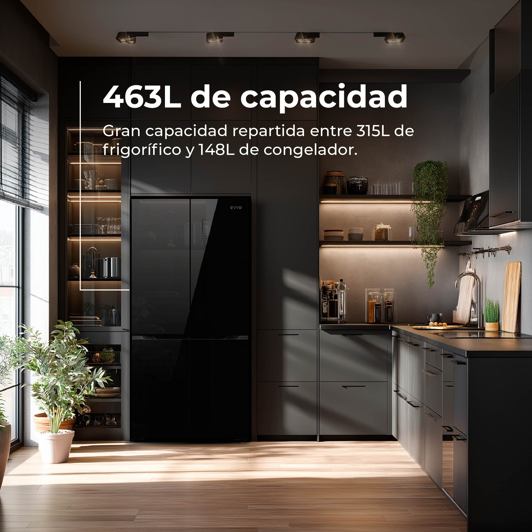 Una cocina oscura moderna con un refrigerador negro elegante, pisos de madera y estantes iluminados.