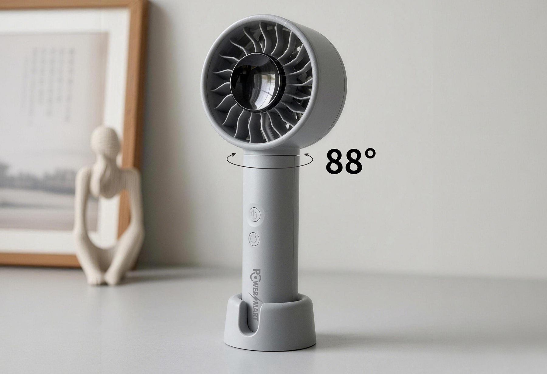 Ein grauer Handventilator auf einem Sockel steht auf einem Tisch, mit einem 88-Grad-Drehsymbol und einer verschwommenen Figur im Hintergrund.