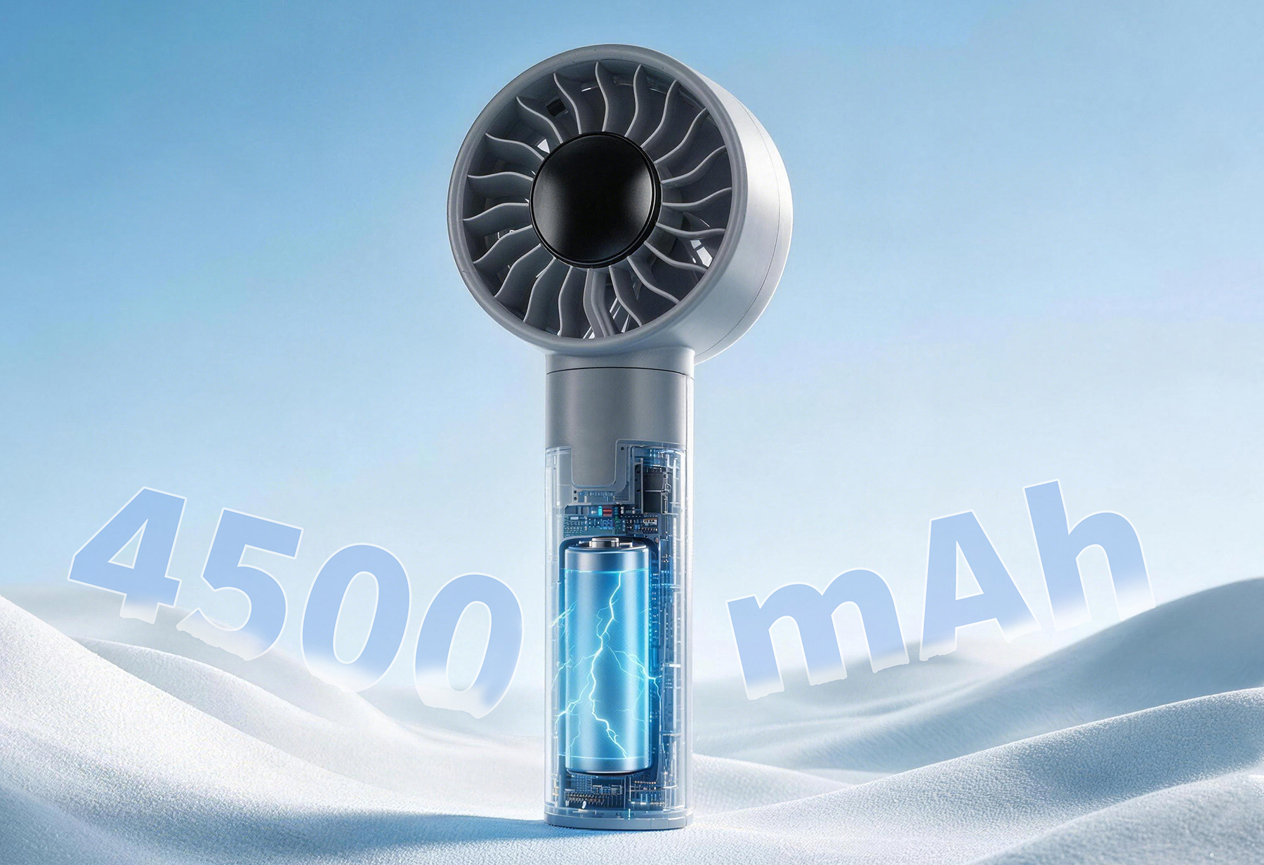 Ein tragbarer Ventilator mit sichtbarer 4500-mAh-Batterie steht vor einem blauen Hintergrund mit Schnee.