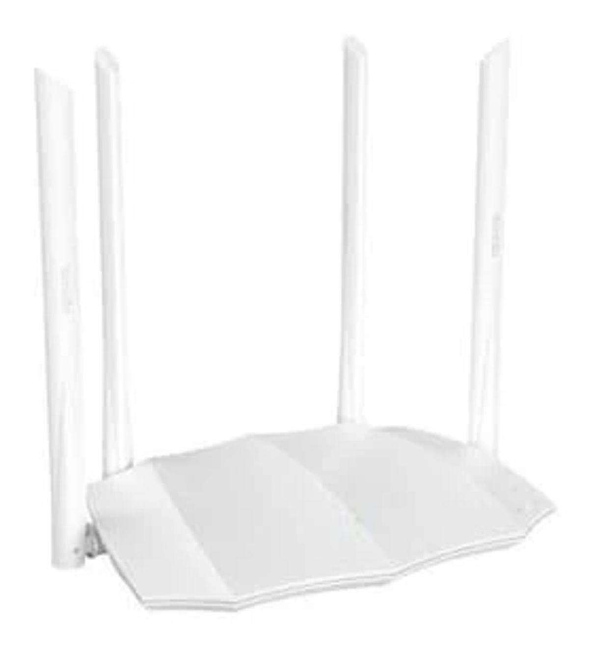 Un router Wi-Fi bianco con quattro antenne verticali su una superficie bianca con sfondo chiaro.