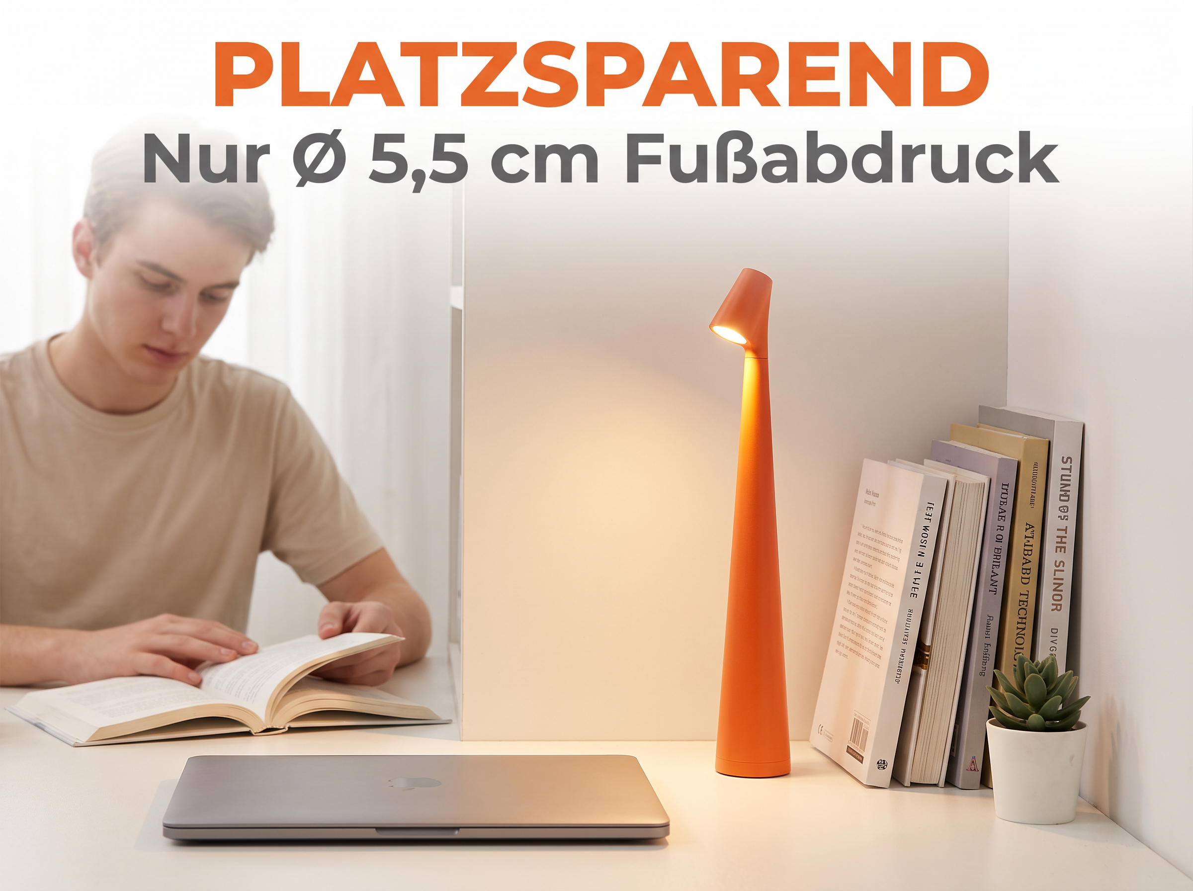 Ein junger Mann liest ein Buch am Schreibtisch mit Laptop, oranger Lampe und Büchern.