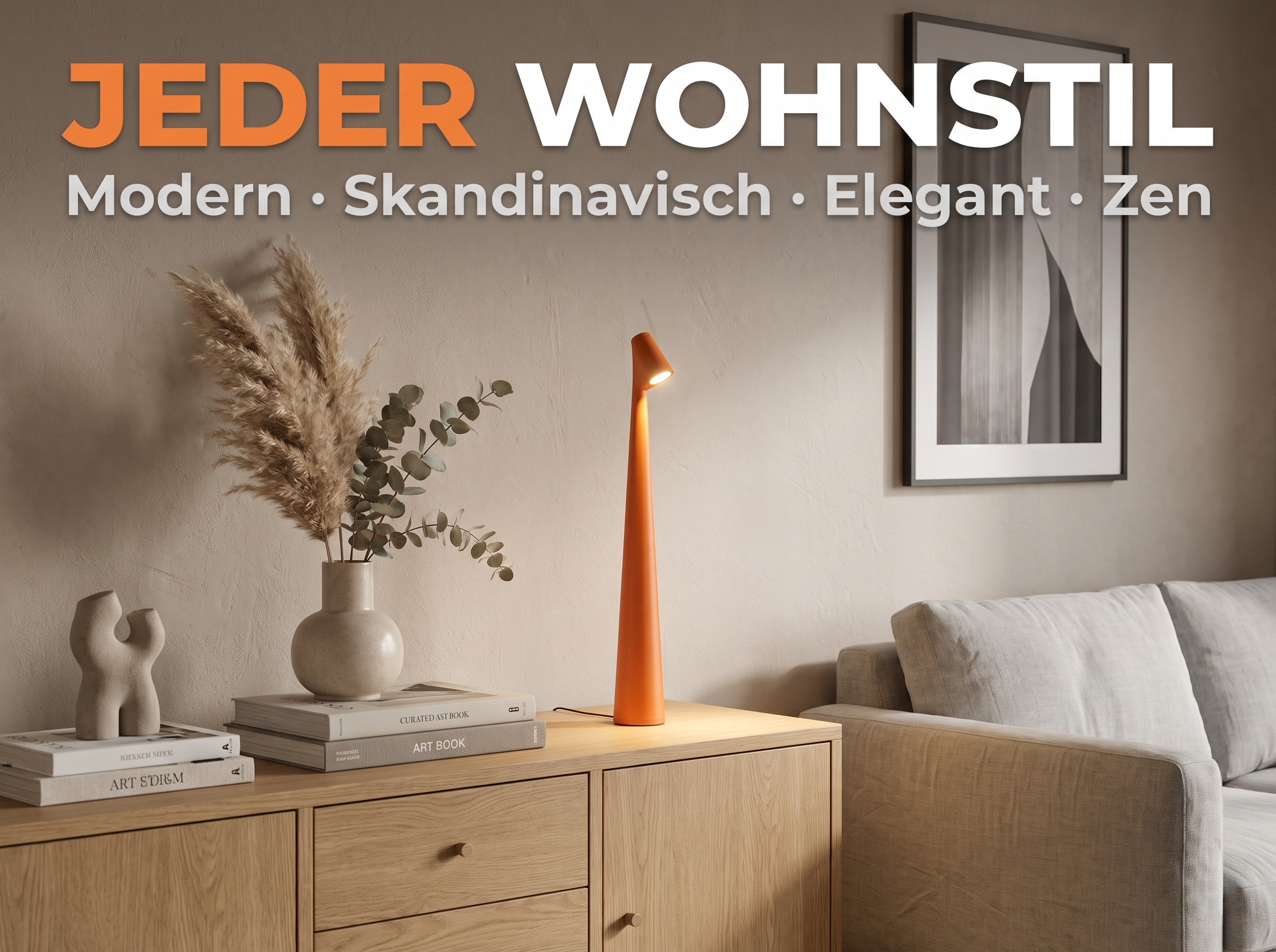 Eine orangefarbene Lampe, Vasen und Bücher auf einer Holzanrichte in einem modernen Wohnzimmer.