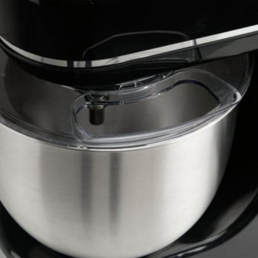 Primo piano di un'impastatrice nera con ciotola in acciaio inossidabile argentato e paraschizzi trasparente.