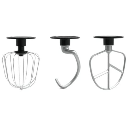 Tre accessori argentati per impastatrice: una frusta a filo, un gancio per impasto e una foglia.