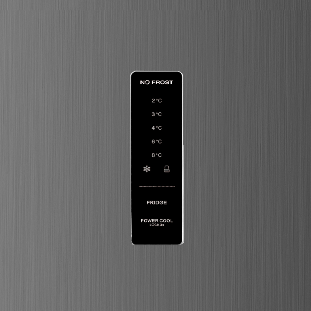 Panel de control digital de refrigerador con 'No Frost' en superficie metálica.