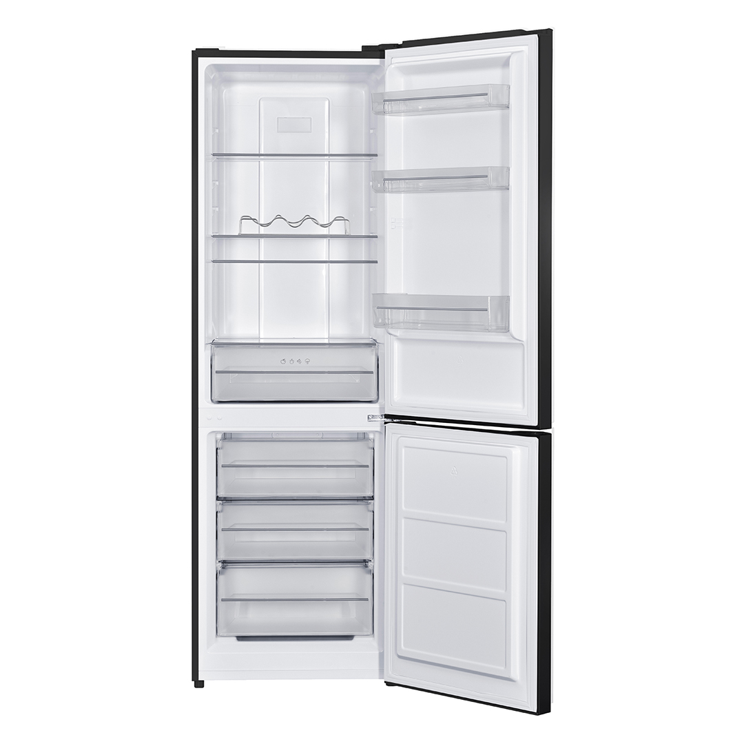 Un refrigerador abierto en blanco y negro con congelador inferior y múltiples estantes.