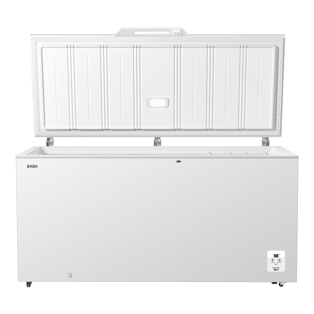 Un congelador horizontal Svan blanco con la tapa abierta sobre fondo blanco.