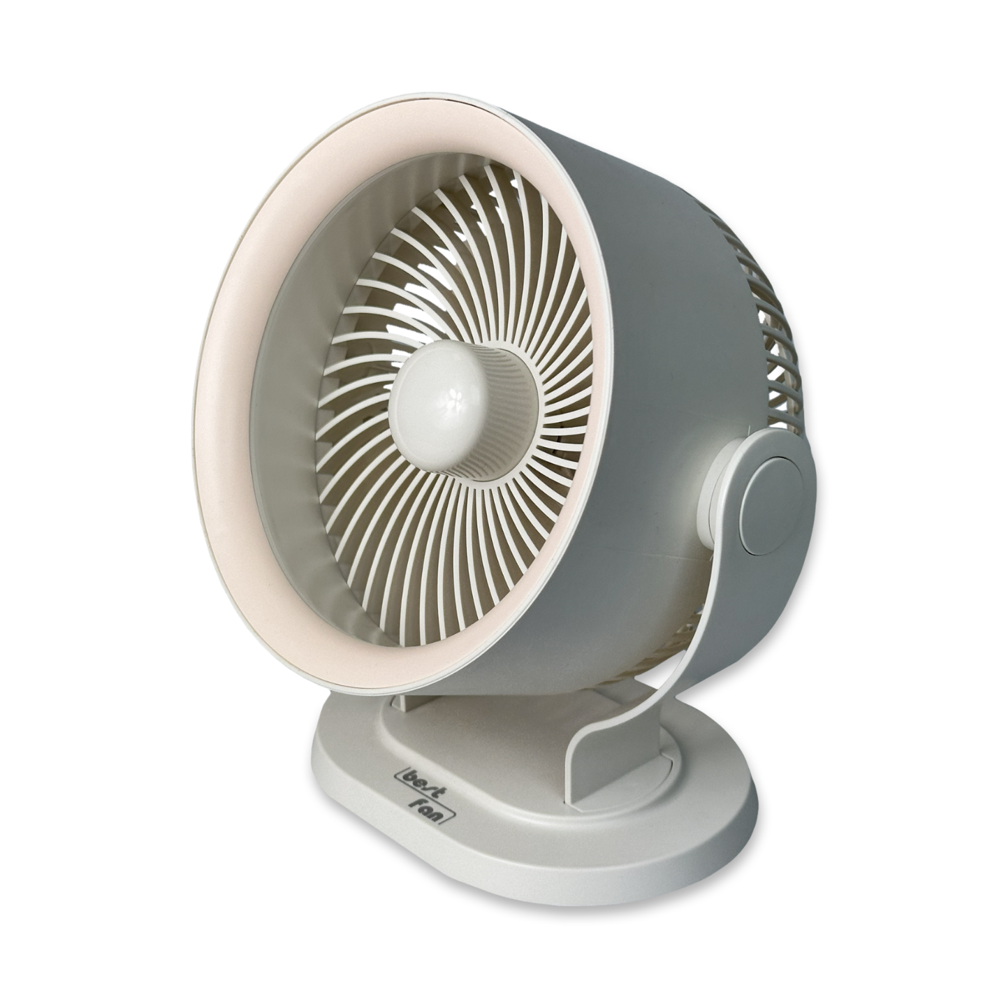Un ventilatore da tavolo circolare bianco con base arrotondata e logo, isolato su sfondo bianco.
