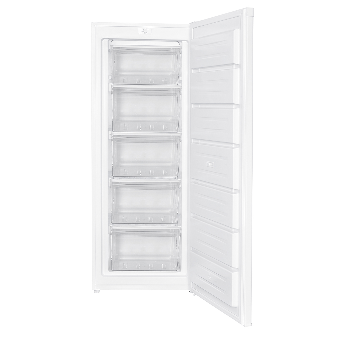 Un congelador vertical blanco con la puerta abierta y cinco cajones transparentes sobre fondo blanco.