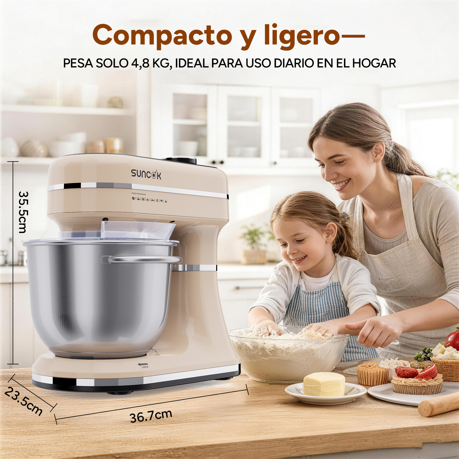 Una batidora de pie beige junto a una mujer y un niño horneando masa en una cocina luminosa.