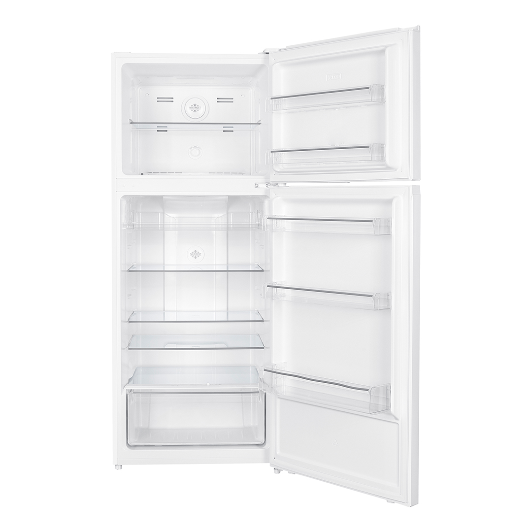 Un refrigerador blanco de dos puertas abiertas, con estantes de vidrio vacíos y compartimentos en la puerta.