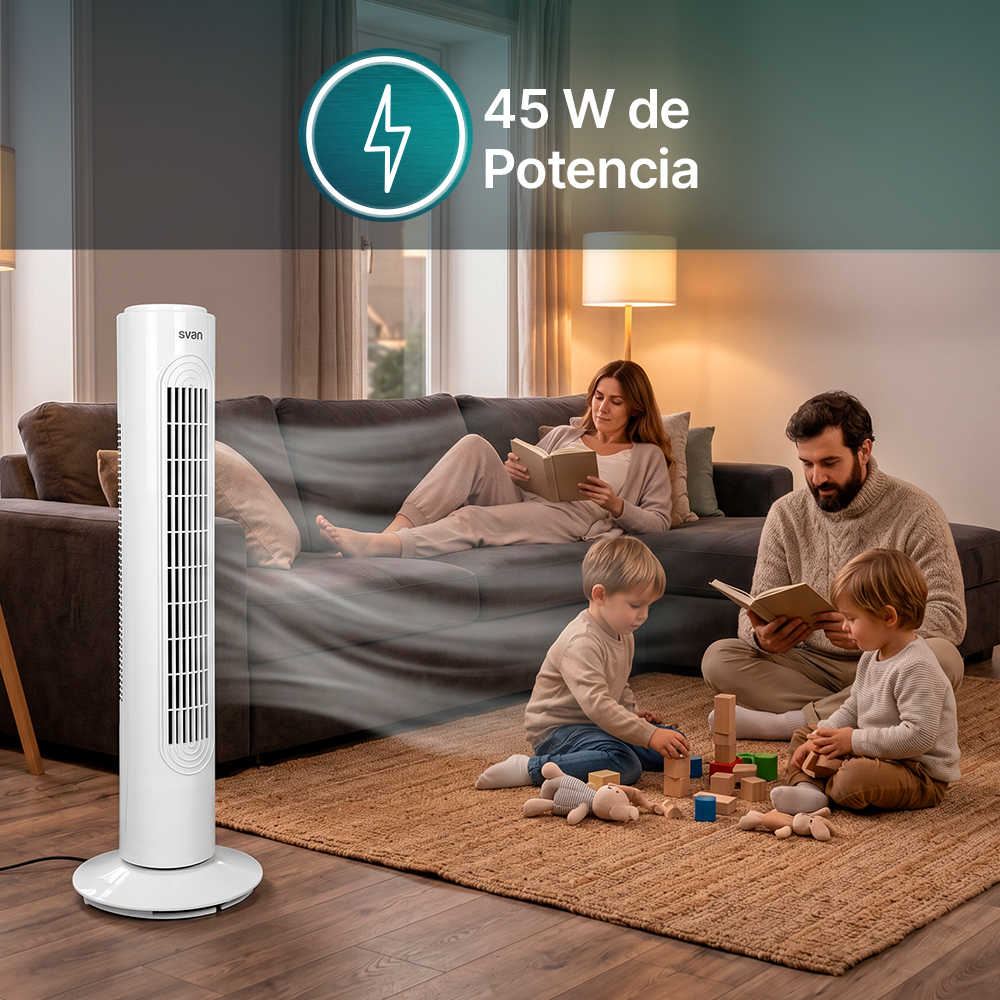 Un ventilador de torre blanco sopla aire en una sala donde una familia con dos niños lee y juega en una alfombra.