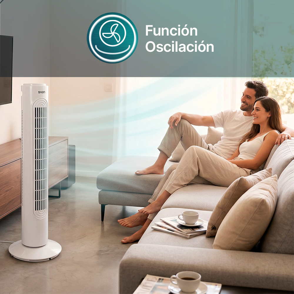 Un ventilador de torre blanco enfría una sala donde una pareja sonriente descansa en un sofá gris.