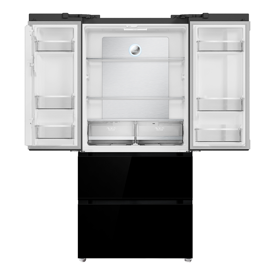 Un refrigerador abierto con estantes de vidrio, compartimentos y dos cajones negros inferiores sobre fondo blanco.