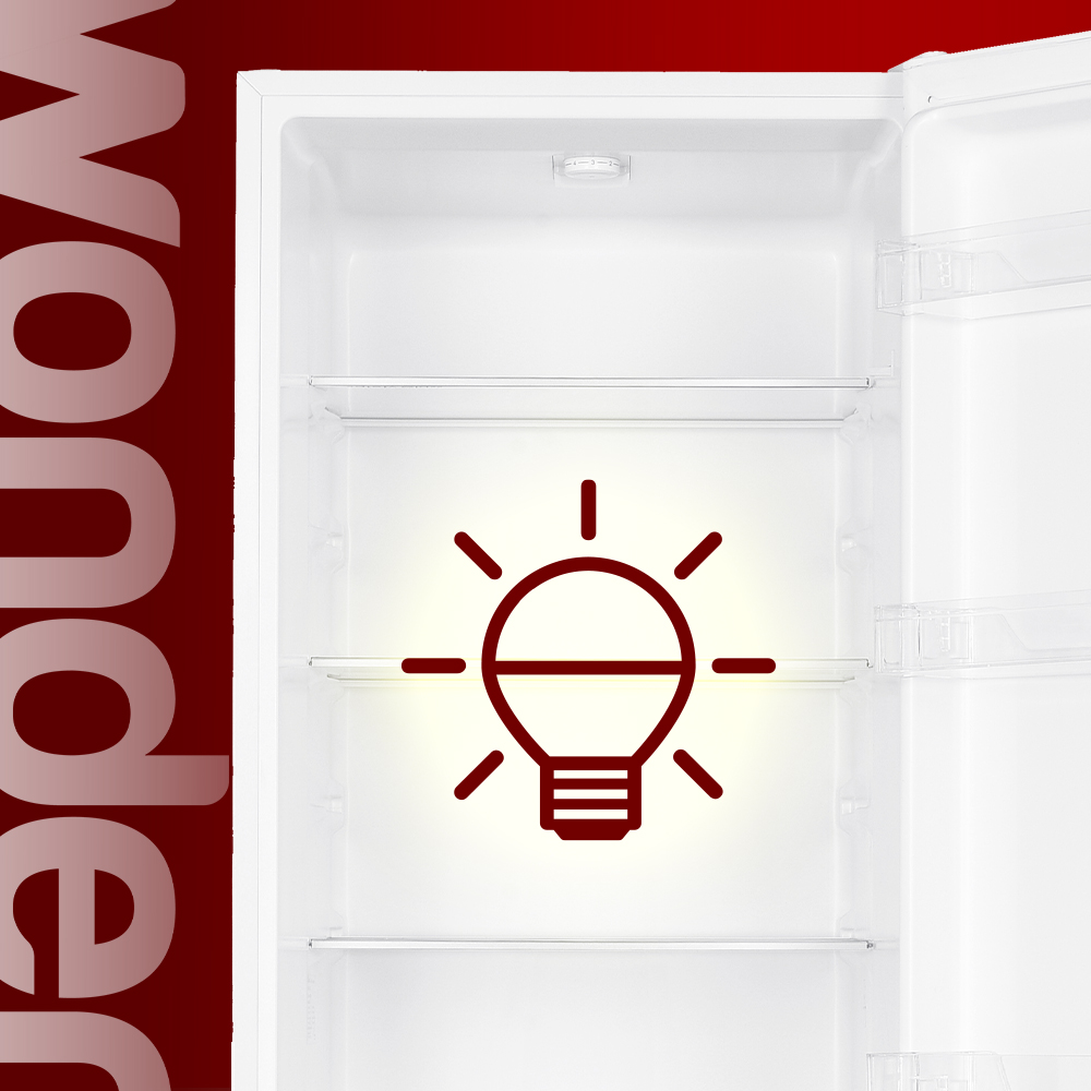Un refrigerador blanco abierto y vacío con un icono de bombilla roja en el centro.