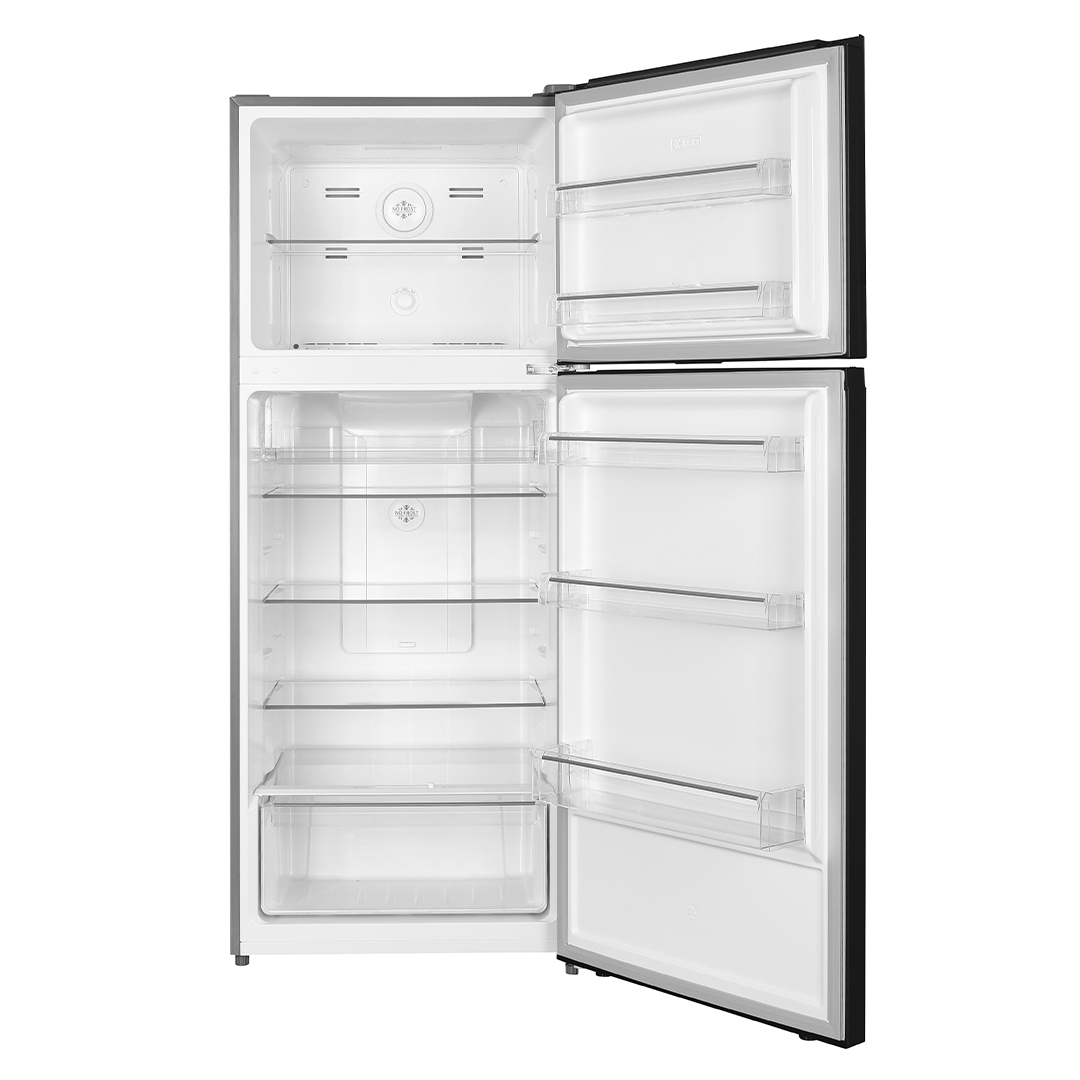 Un refrigerador plateado abierto con congelador superior, estantes vacíos y compartimentos.