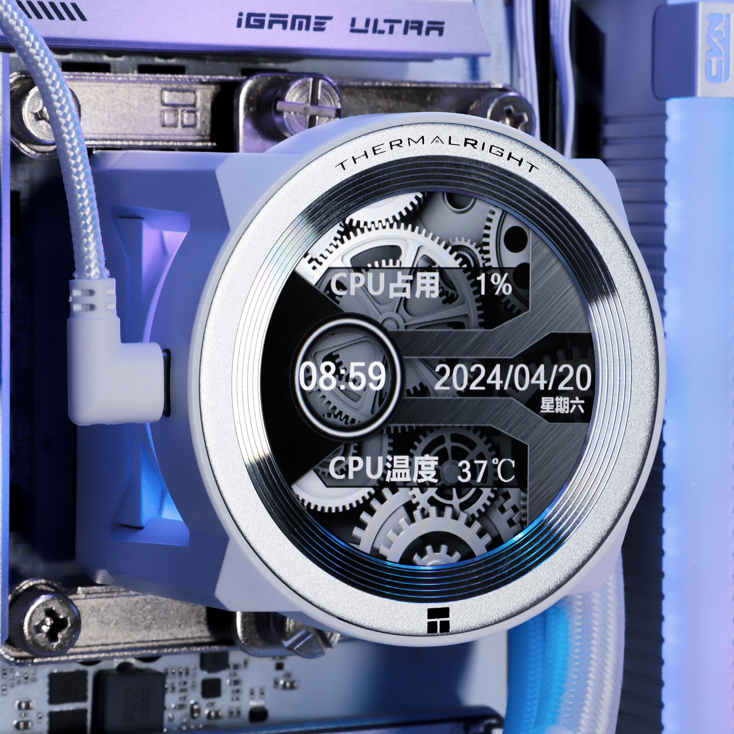 Un disipador de CPU Thermalright blanco con pantalla digital redonda que muestra hora, fecha, uso y temperatura.