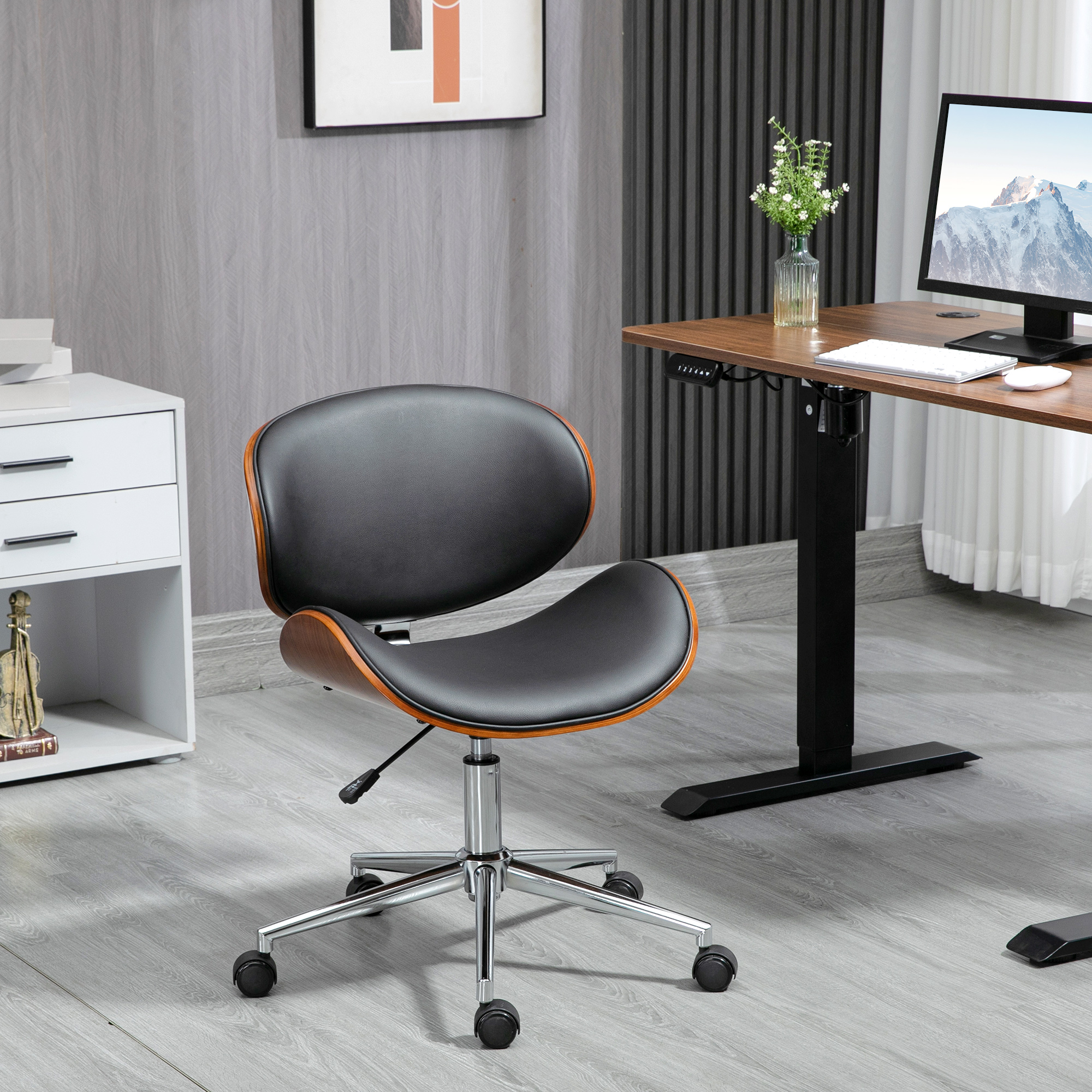 Una silla de oficina de cuero negro con detalles en madera y ruedas en una oficina moderna con escritorio.