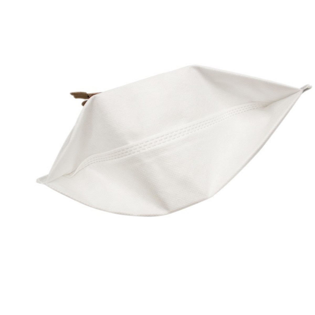 Una borsa piatta bianca in tessuto non tessuto con cerniera marrone, isolata su sfondo bianco.