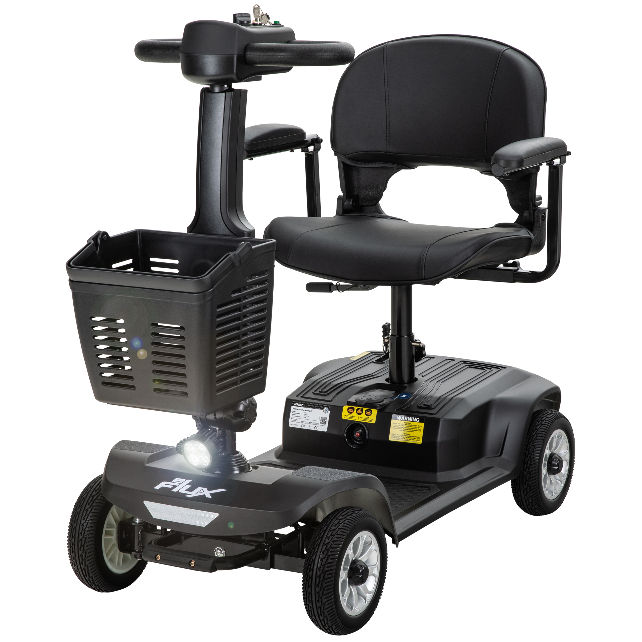Schwarzer Mobilitätsroller mit vier Rädern, schwarzem Ledersitz und einem Korb vorne auf weißem Hintergrund.