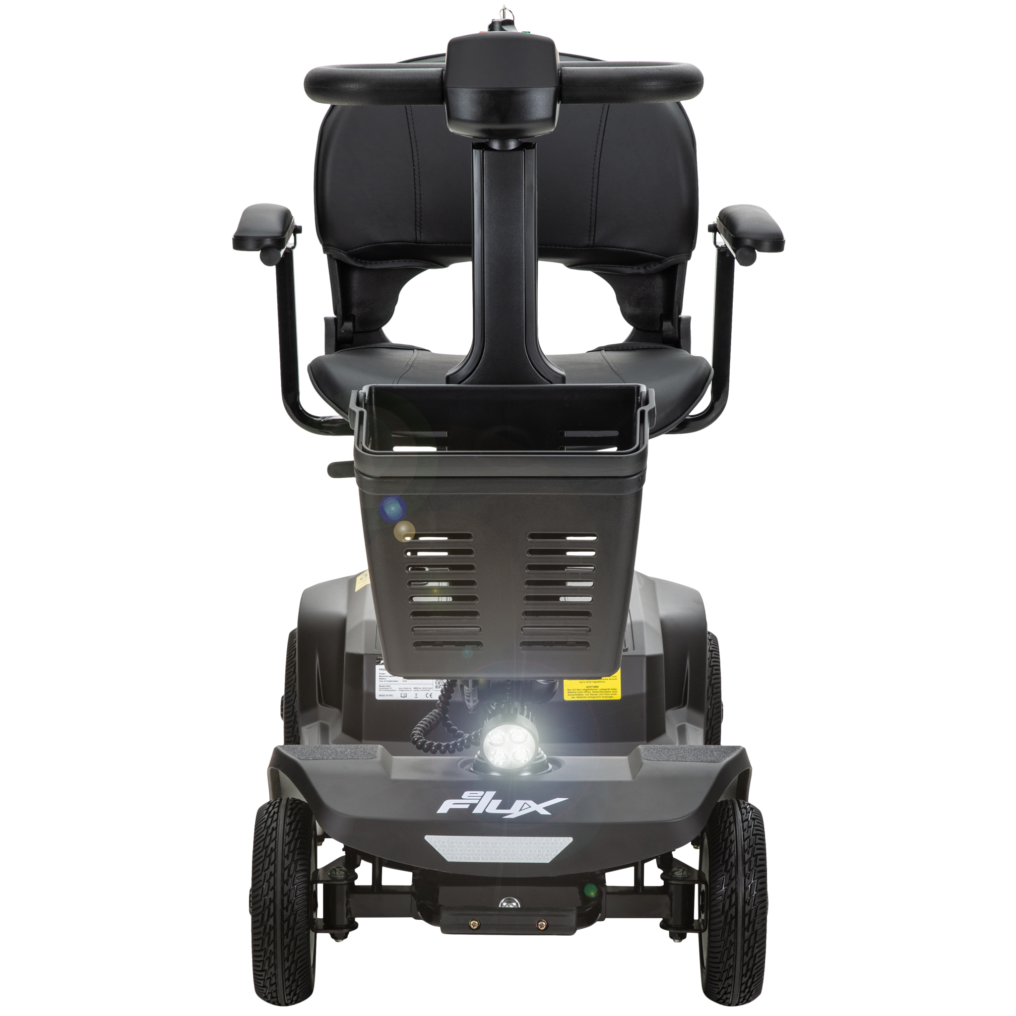 Frontalansicht eines schwarzen Elektromobils mit Sitz, Korb, Lenker und vier Rädern auf weißem Hintergrund.