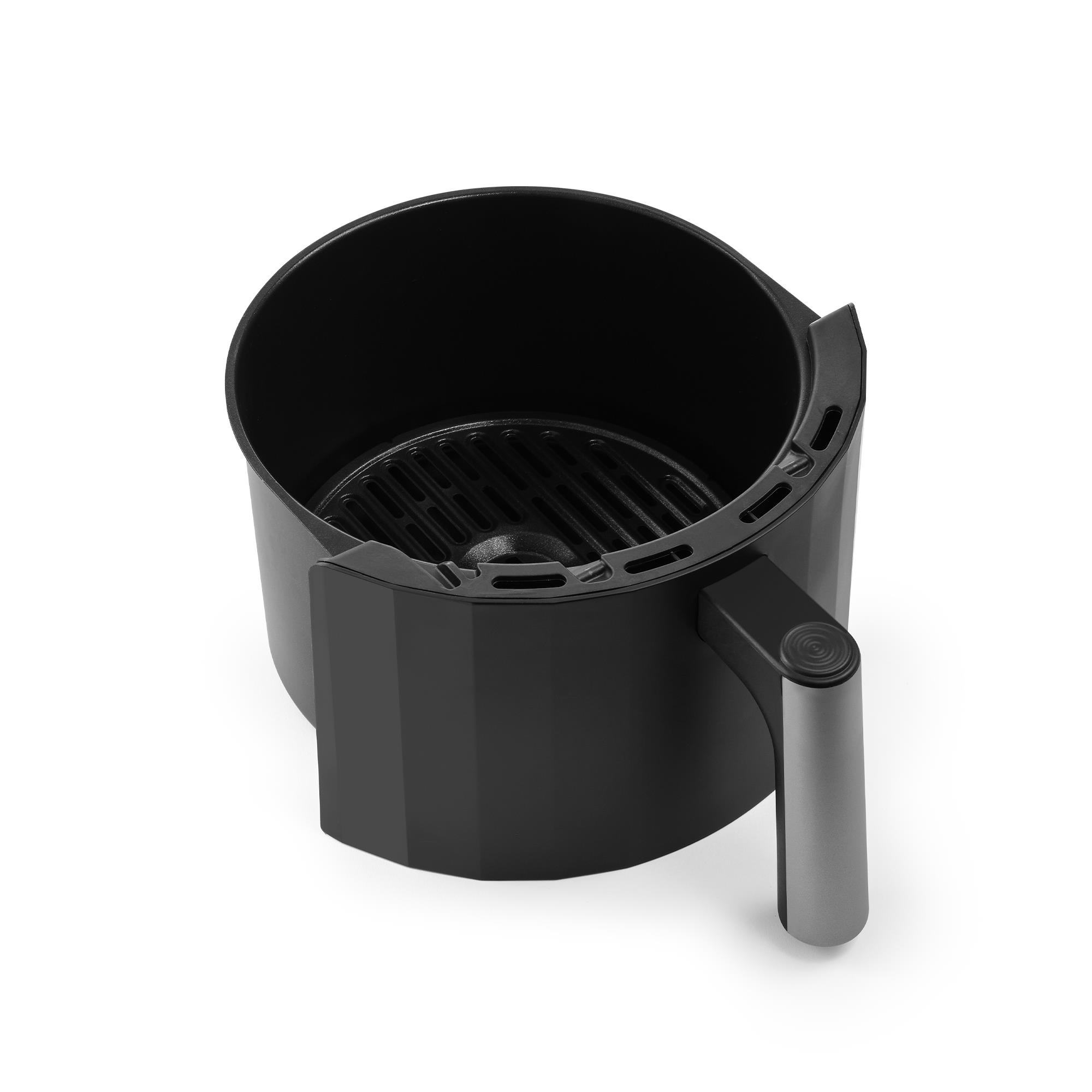 Gri saplı siyah bir airfryer sepeti, beyaz arka plan üzerinde duruyor.