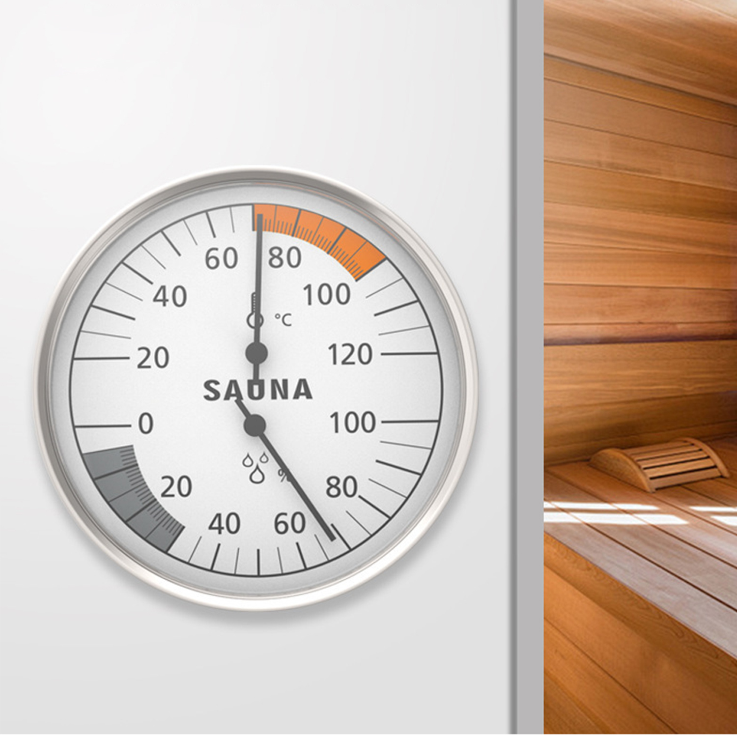 Ein rundes Saunathermometer mit schwarzem Zeiger zeigt Temperatur und Feuchtigkeit an, im Hintergrund Holzwand.