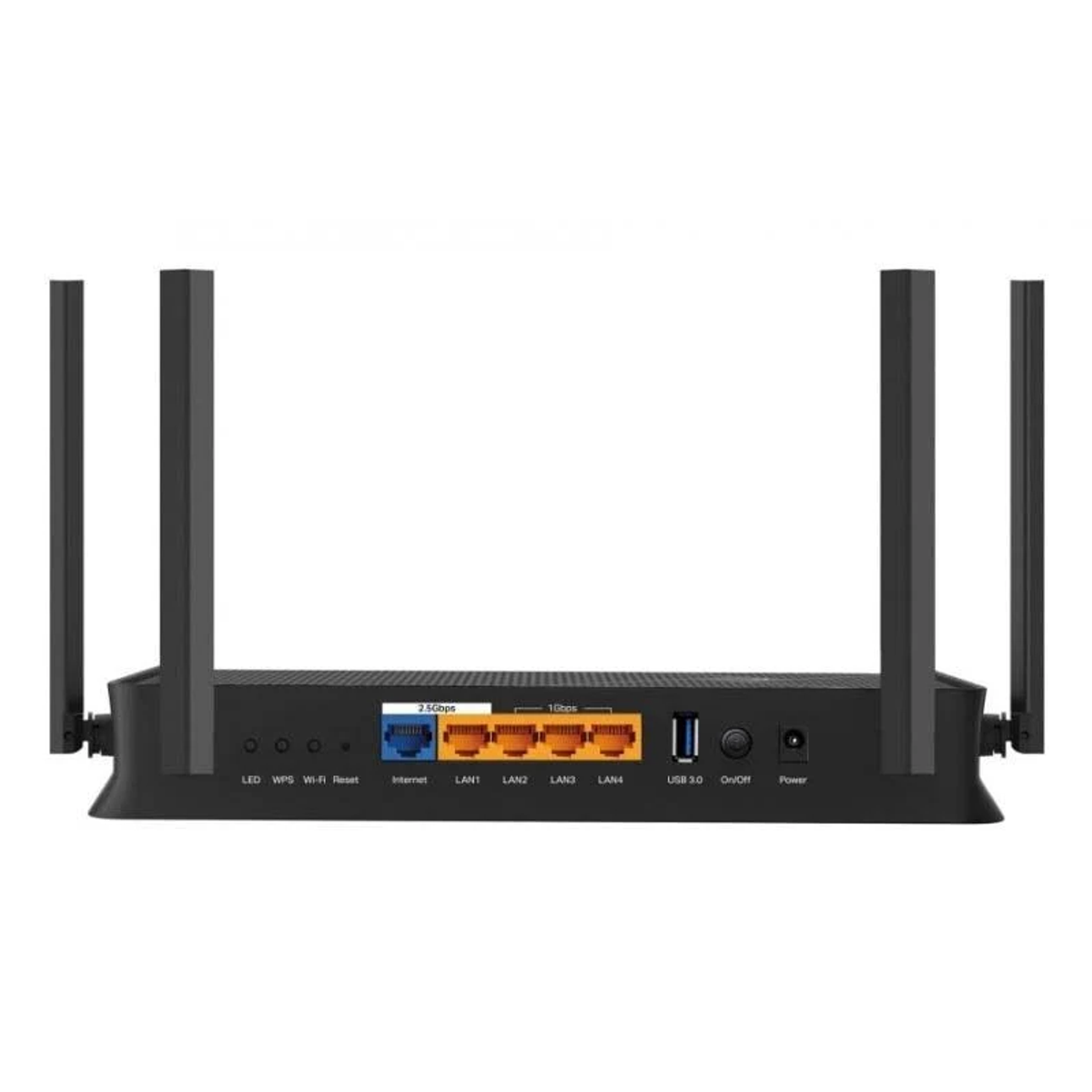 Vista posteriore di un router nero con quattro antenne, porte Ethernet, porta USB e interruttore su sfondo bianco.
