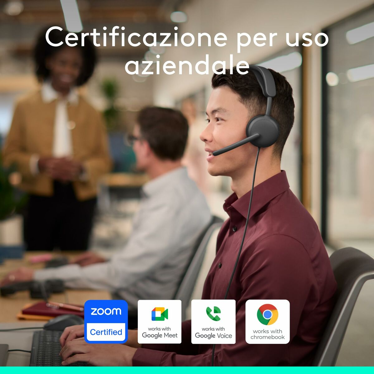 Un uomo con le cuffie digita a una scrivania in ufficio, con i loghi di certificazione.
