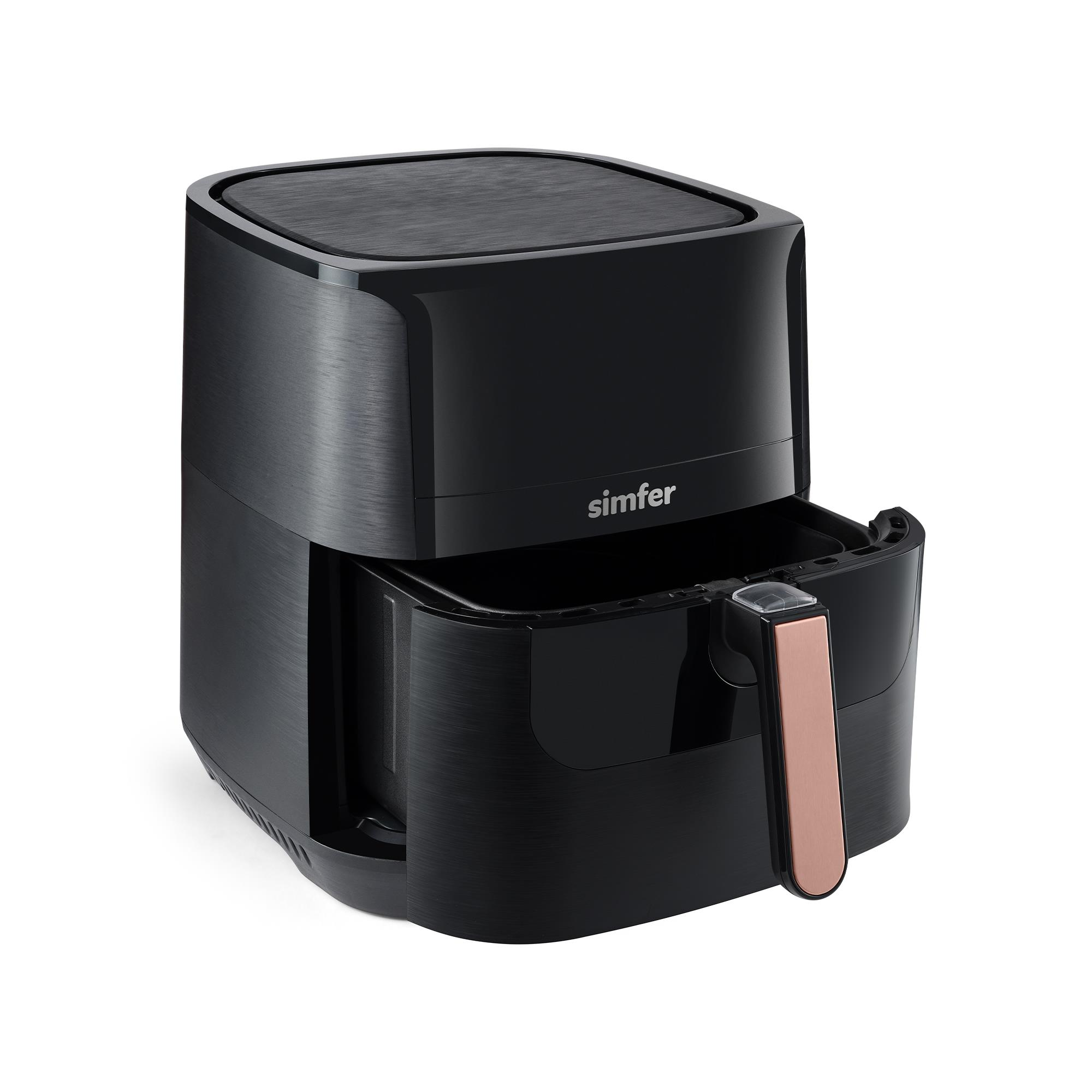 Beyaz arkaplanda, sepeti kısmen çekilmiş, bakır renkli tutamağa sahip siyah Simfer airfryer fritöz.