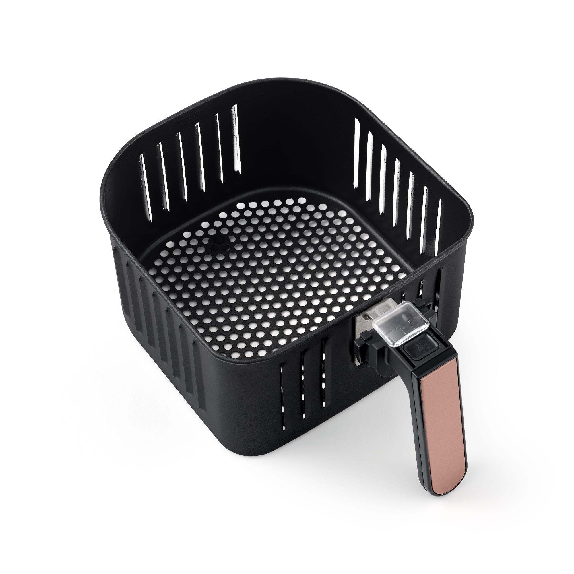 Delikli tabana, yan havalandırma slotlarına ve pembe altın renklere sahip siyah airfryer sepeti.