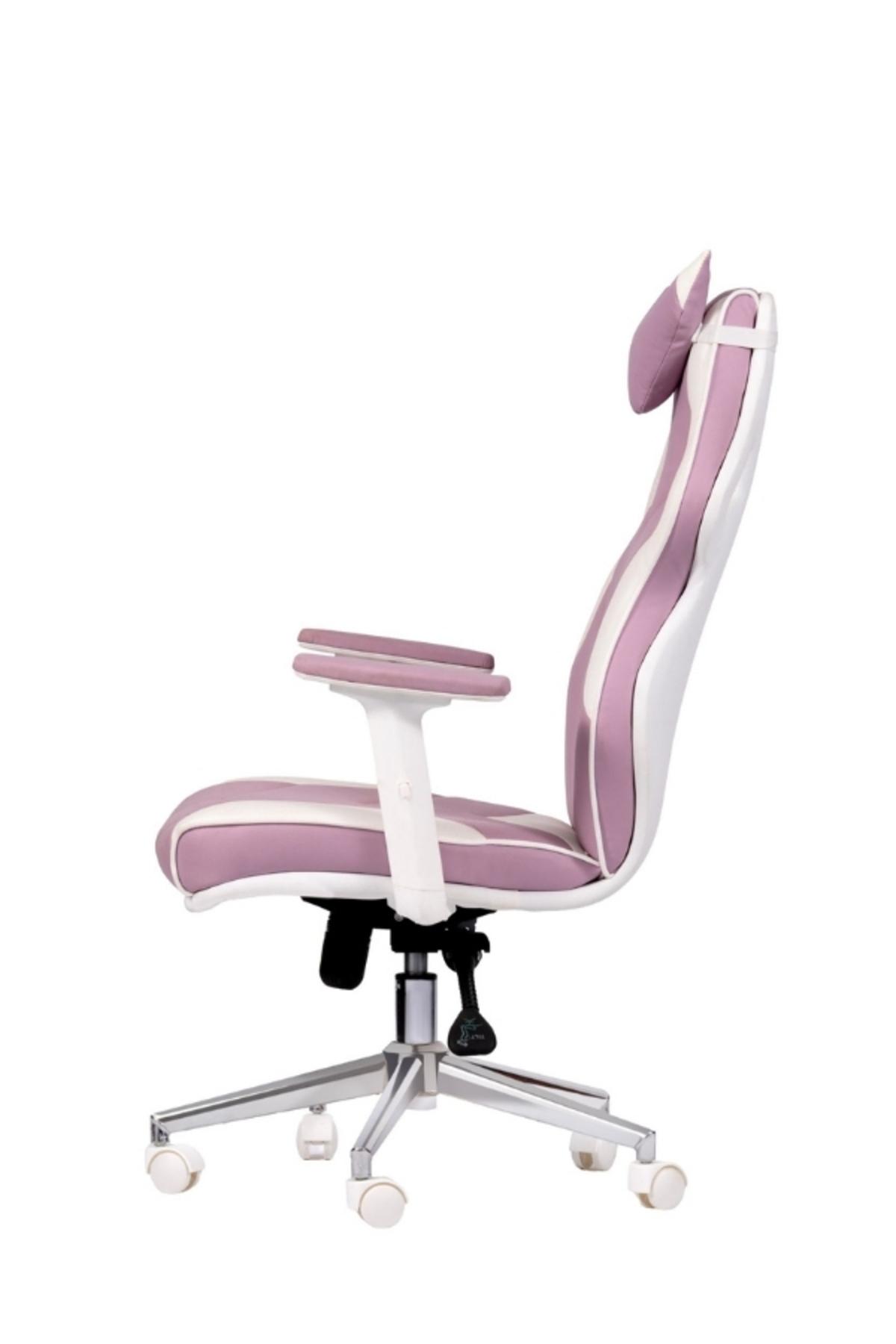 Beyaz arka planda tekerlekli, pembe ve beyaz renkli ergonomik ofis sandalyesinin yan görünümü.