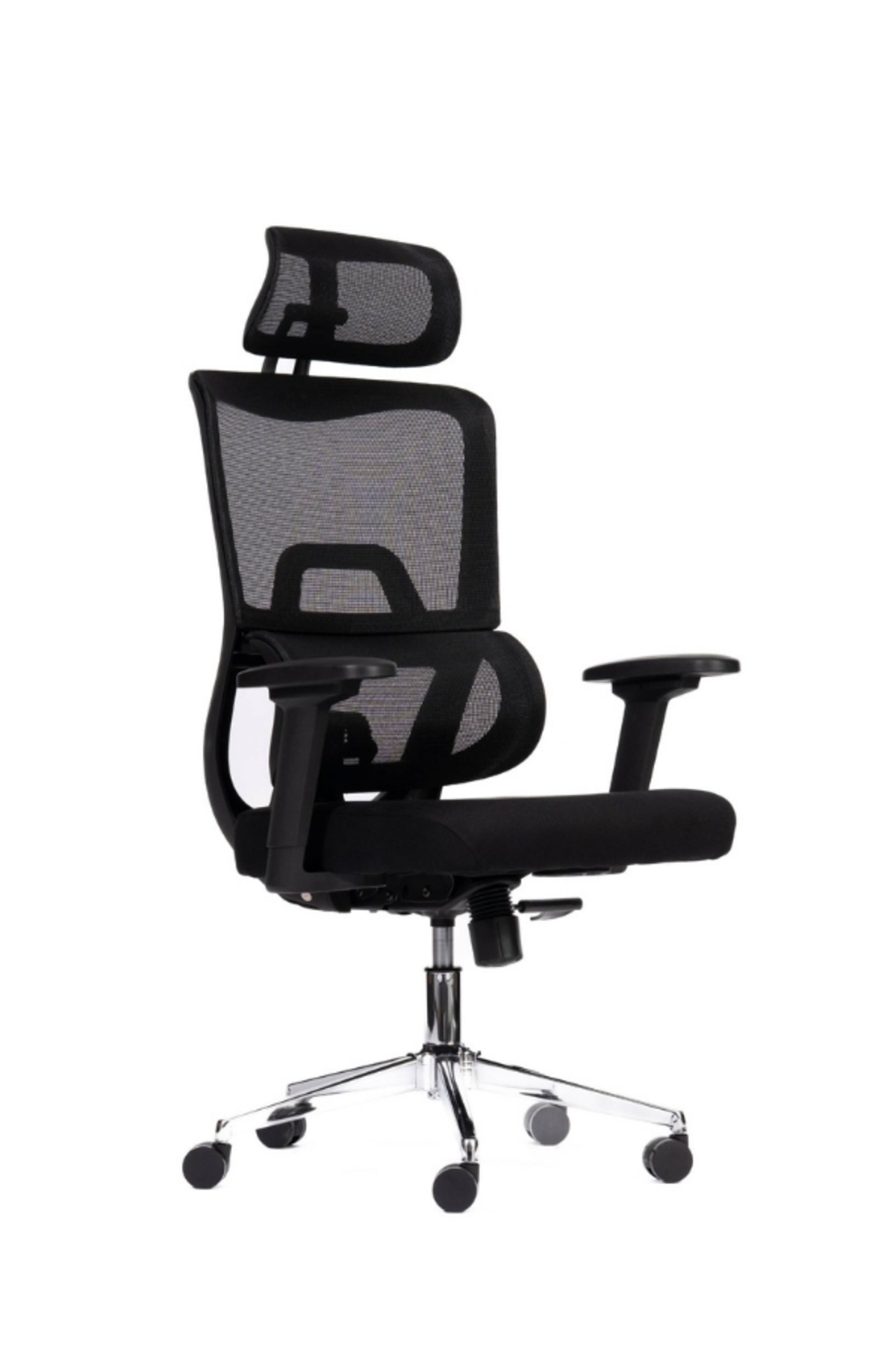 Beyaz arka planda siyah fileli sırtı, başlığı, kolçakları ve gümüş tekerlekli tabanı olan ergonomik ofis koltuğu.