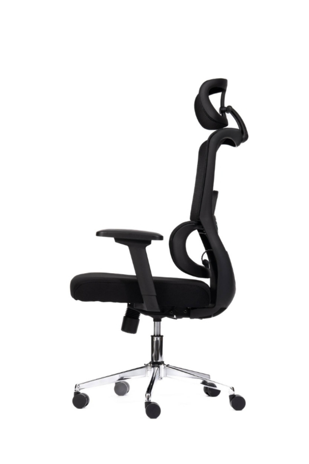 Beyaz arka planda tekerlekli, ayarlanabilir baş destekli ve krom ayaklı siyah ergonomik ofis koltuğu.