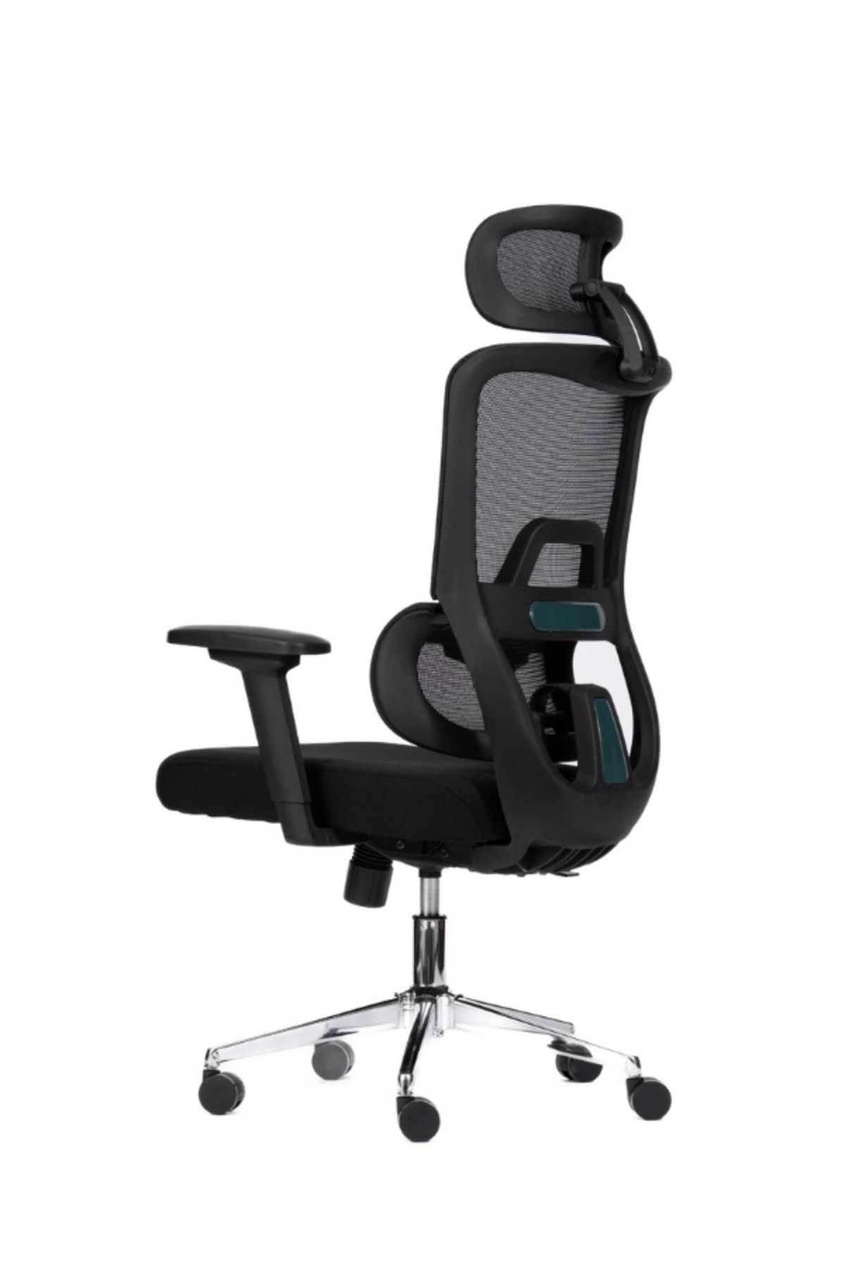 File sirtli, baslikli ve tekerlekli krom ayakli siyah ergonomik ofis sandalyesi, yandan gorunum.