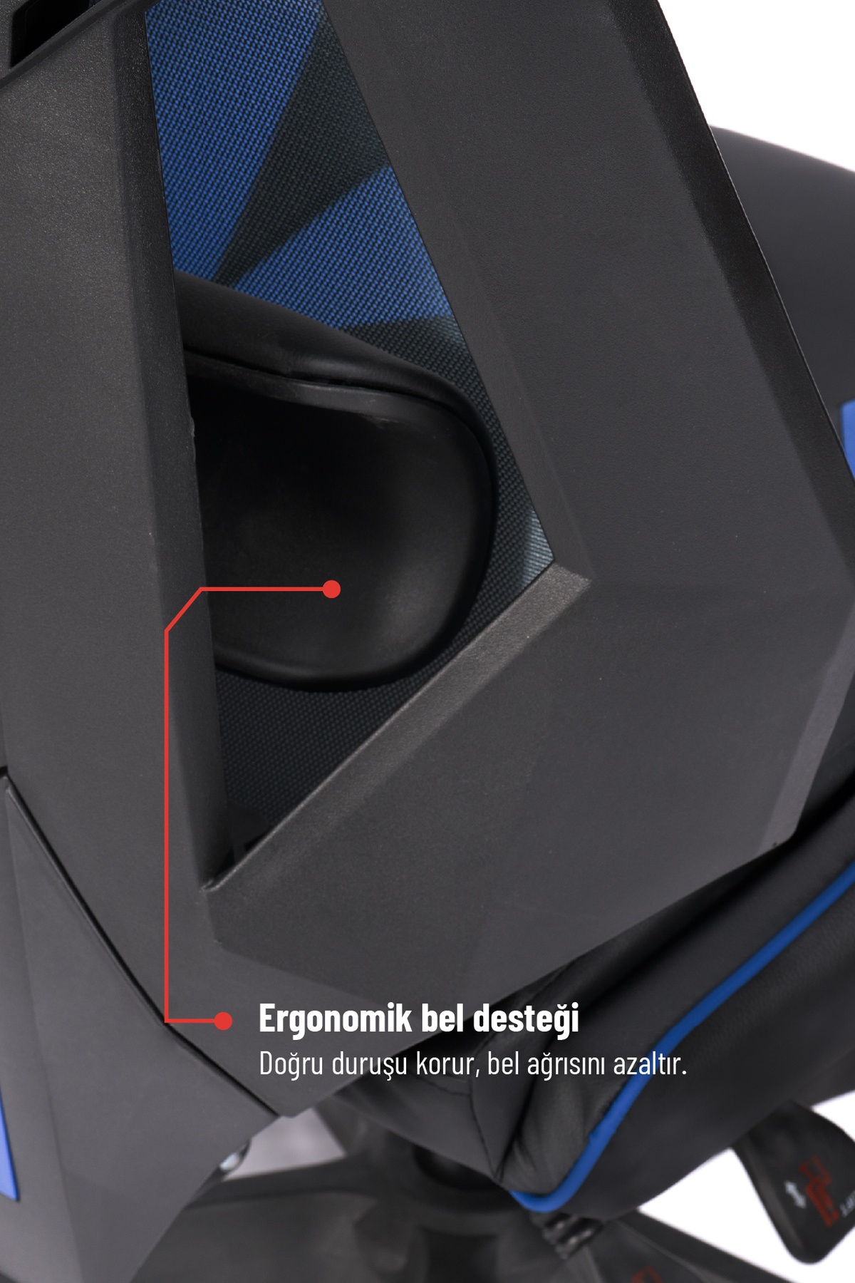 Ergonomik bel desteğini ve kırmızı gösterge çizgisini gösteren siyah oyuncu koltuğunun yakın planı.