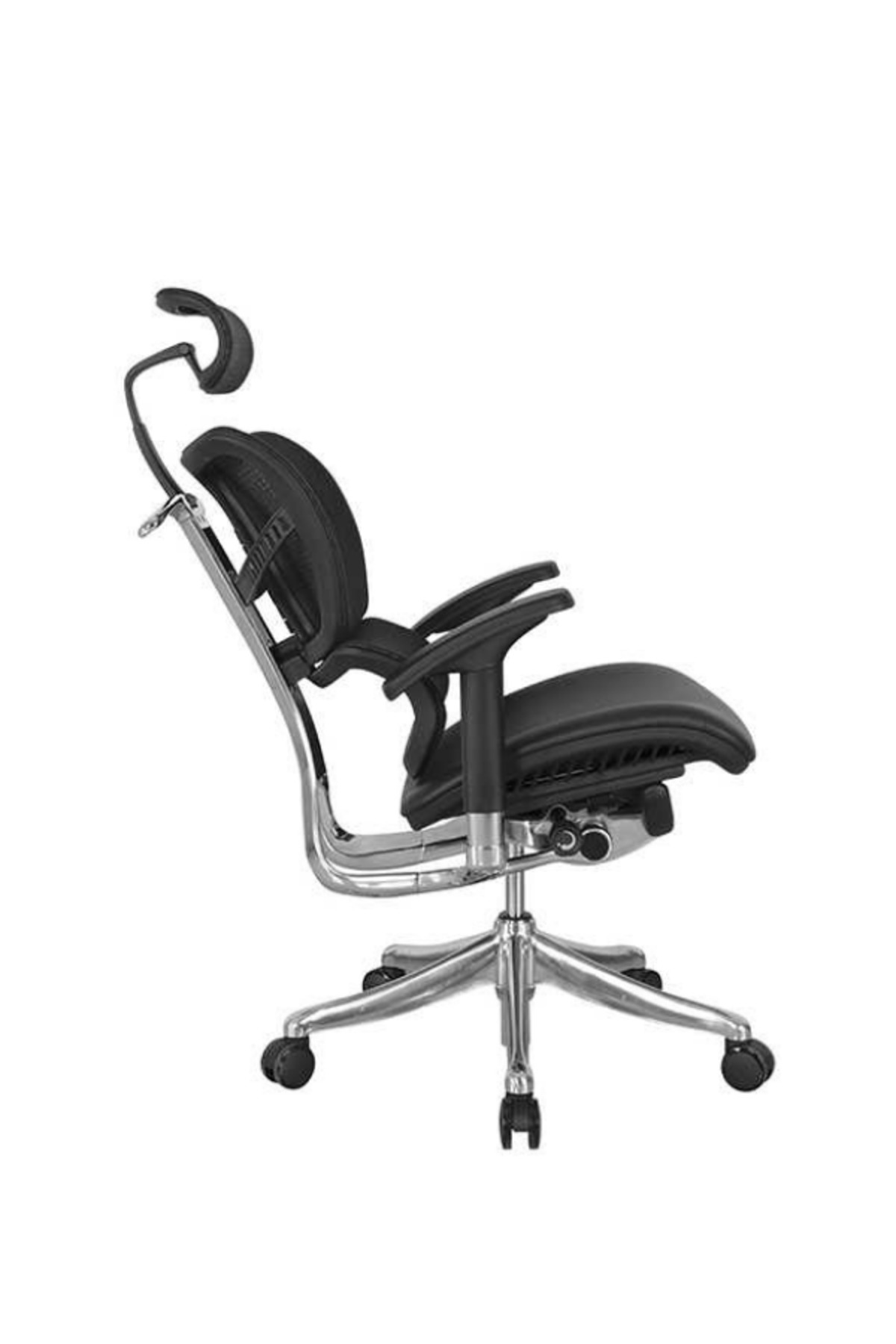 Gumus metal cerceveli, kolcakli, baslikli ve tekerlekli siyah ergonomik ofis koltugu.
